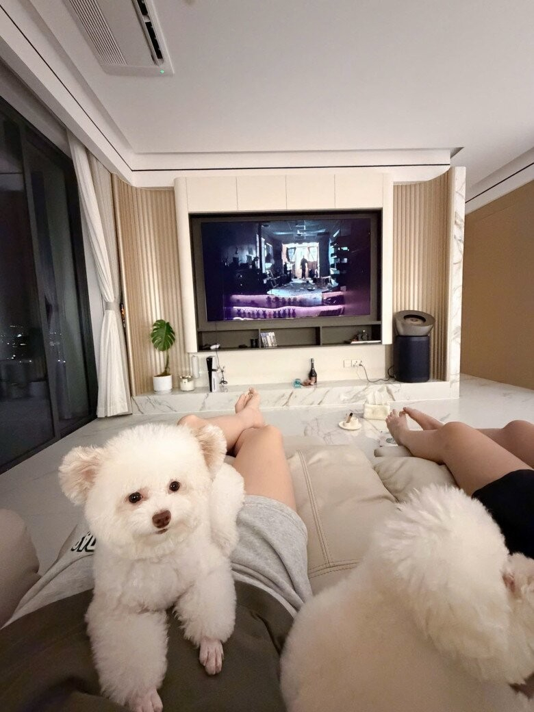 Mỹ nhân showbiz tậu Porsche gần 5 tỷ đồng: Ở căn hộ tầng cao chill quên mặt đất, sống sướng như nữ hoàng