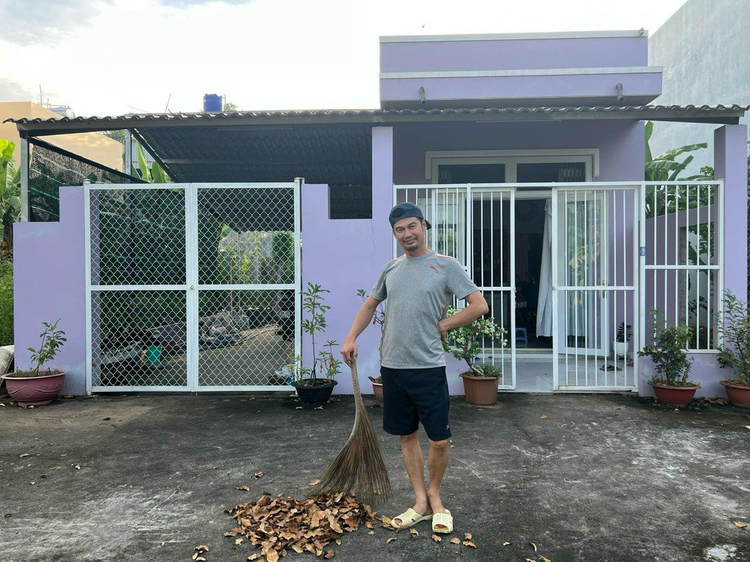 Căn nhà ở quê cô gái lấy chồng nghệ sĩ hơn mình 26 tuổi, là đại gia tưởng nhưng bị gắn mác “keo kiệt”