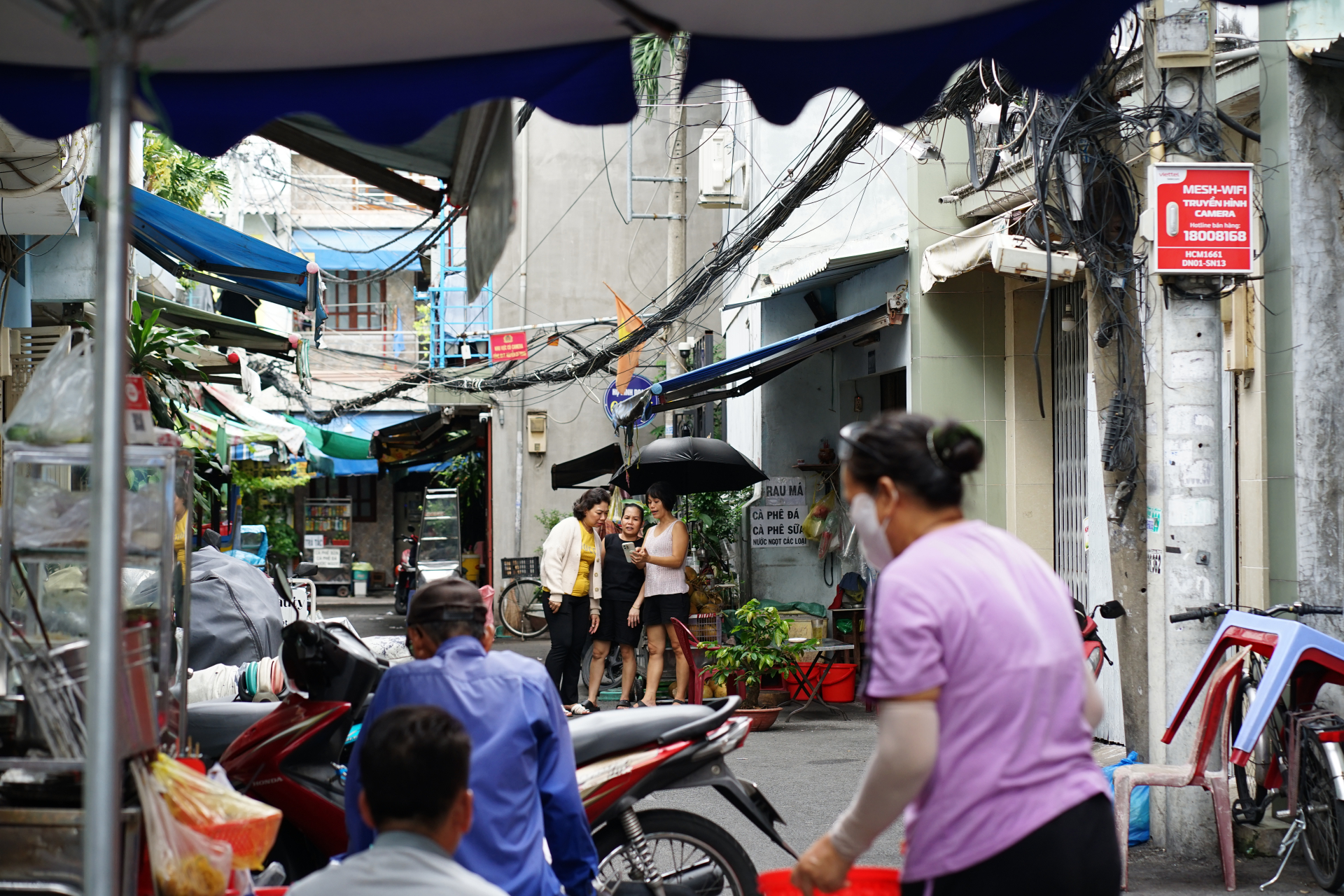 Nhiều người dân sinh sống trong con hẻm xôn xao bàn tán về vụ việc xảy ra đêm qua (23/7)