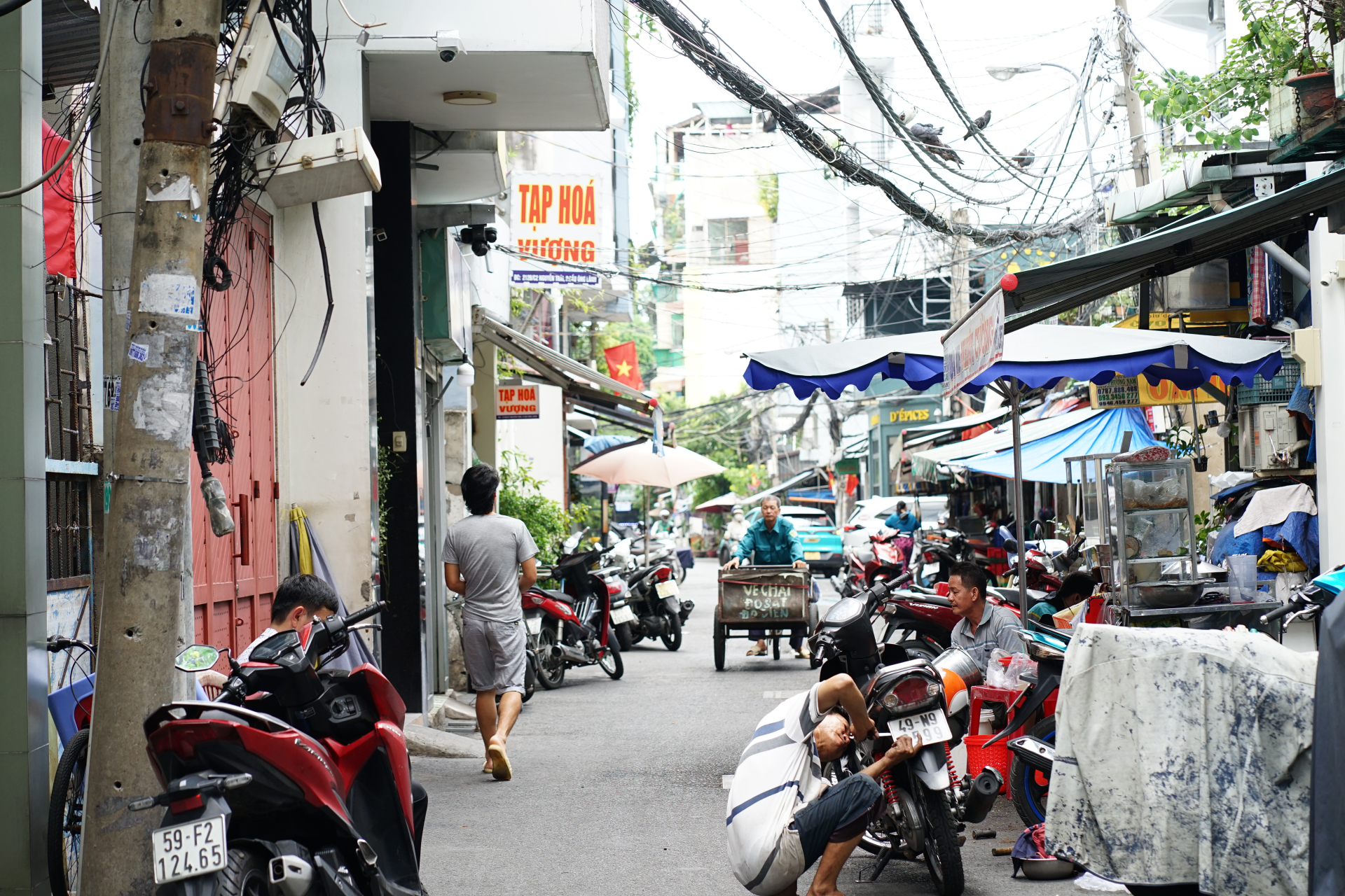 Con hẻm nhỏ dẫn vào bên trong căn nhà