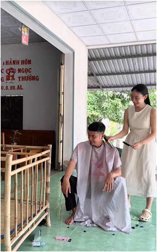 Căn nhà ở quê cô gái lấy chồng nghệ sĩ hơn mình 26 tuổi, là đại gia tưởng nhưng bị gắn mác “keo kiệt”