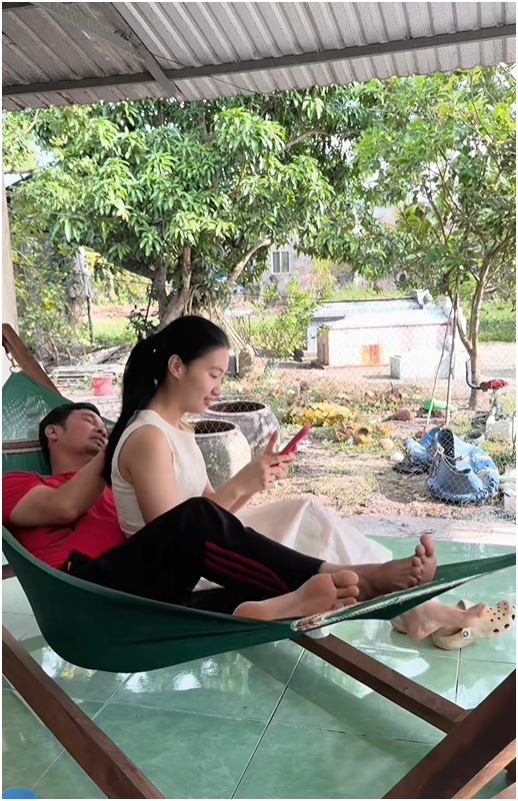 Cặp đôi sống ở quê, giản dị.