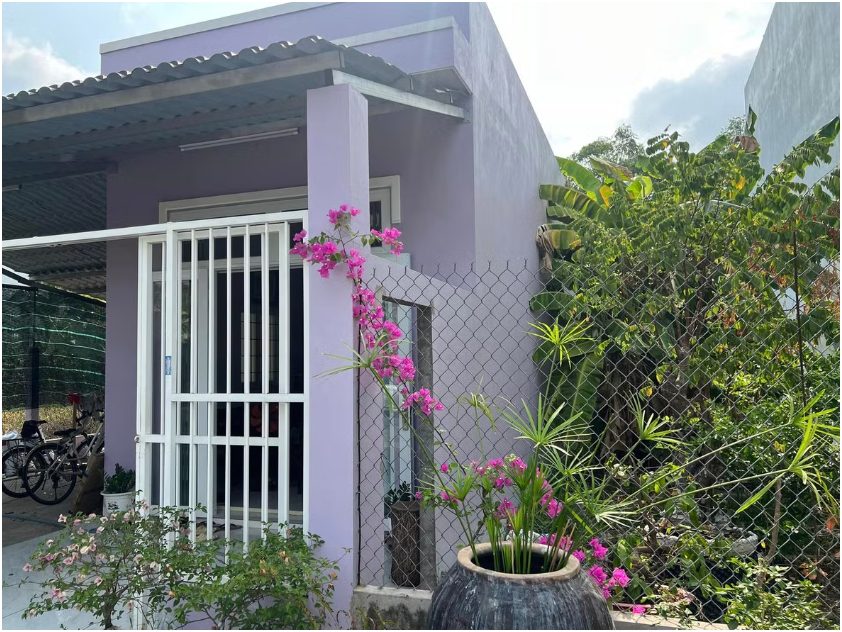 Bên ngoài căn nhà sơn màu tím.