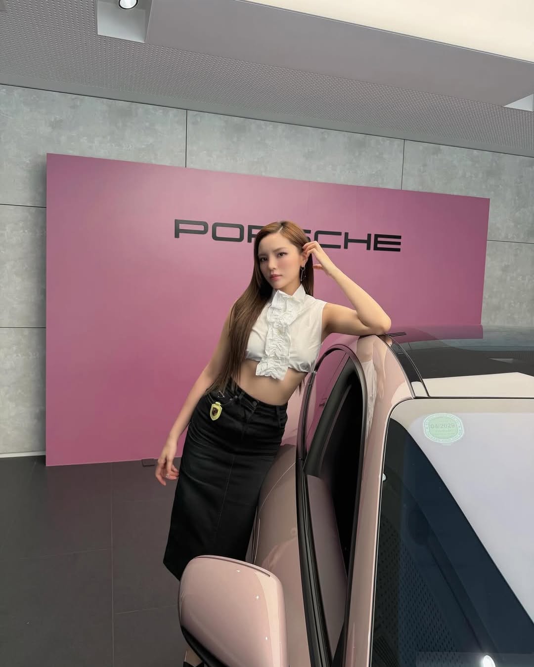 Mỹ nhân showbiz tậu Porsche gần 5 tỷ đồng: Ở căn hộ tầng cao chill quên mặt đất, sống sướng như nữ hoàng