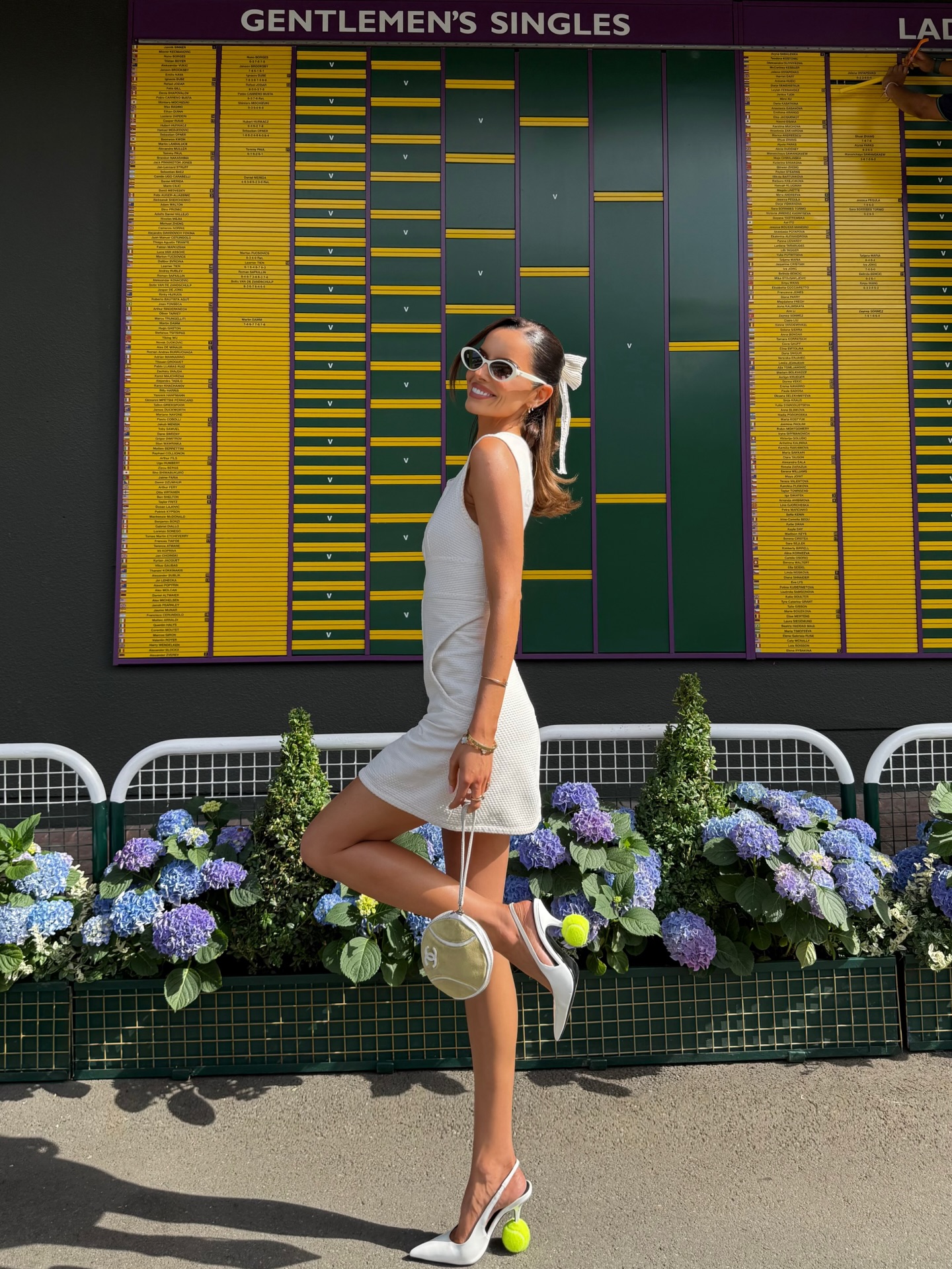 Người mẫu kiêm diễn viên truyền hình Maura Higgins và chiếc túi cầm tay Chanel Tennis Ball có giá 26 triệu đồng. (Nguồn: Instagram)