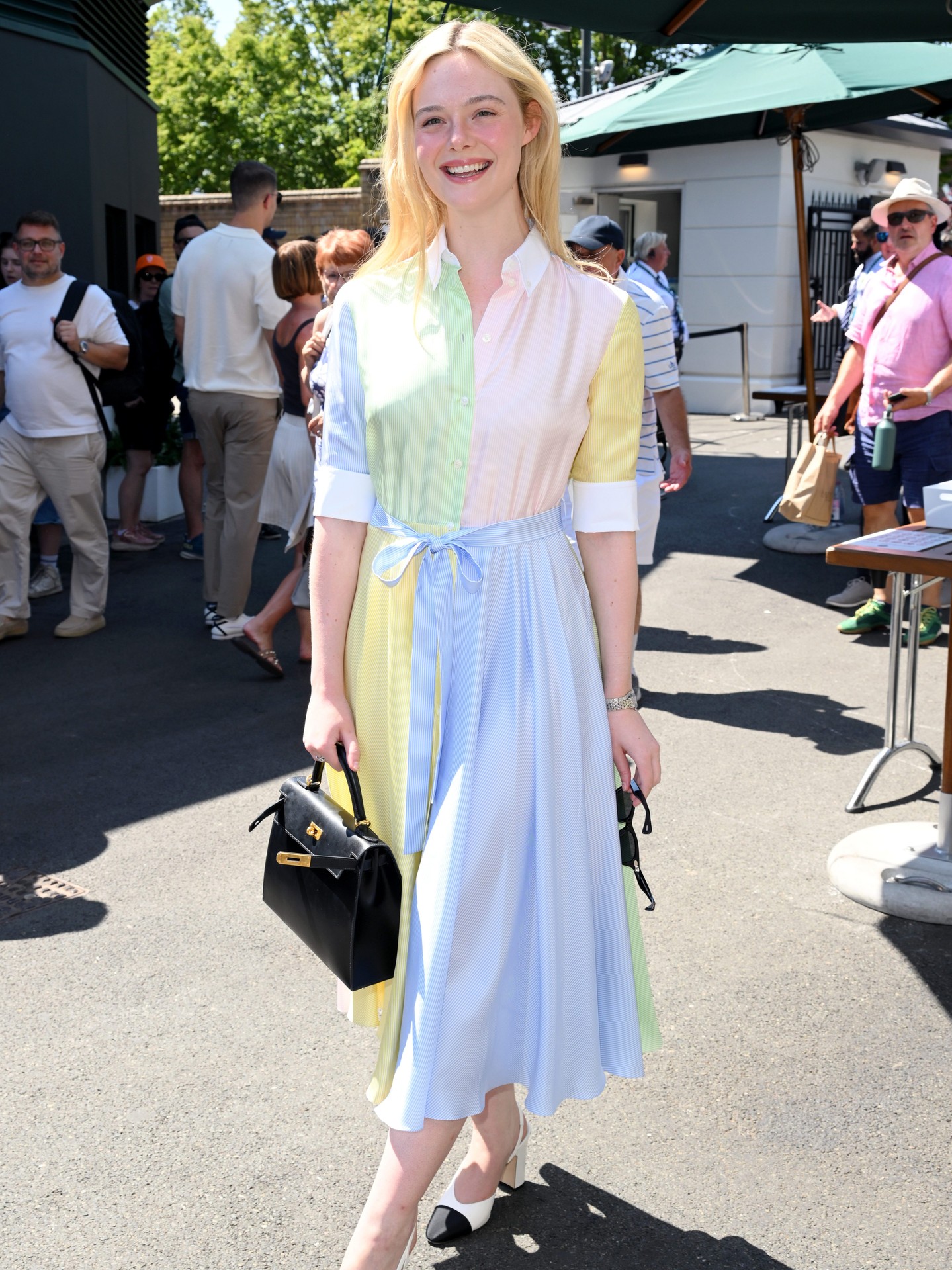 Nữ diễn viên Elle Fanning với mẫu túi Hermès Kelly có giá khoảng 350 triệu đồng. (Nguồn: Instagram)