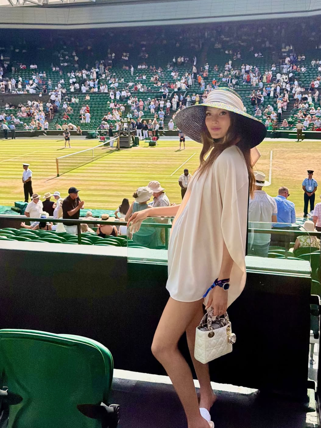 Một quý cô khác diện mẫu túi Dior Mini Lady có giá khoảng 180 triệu đồng. (Nguồn: Instagram)