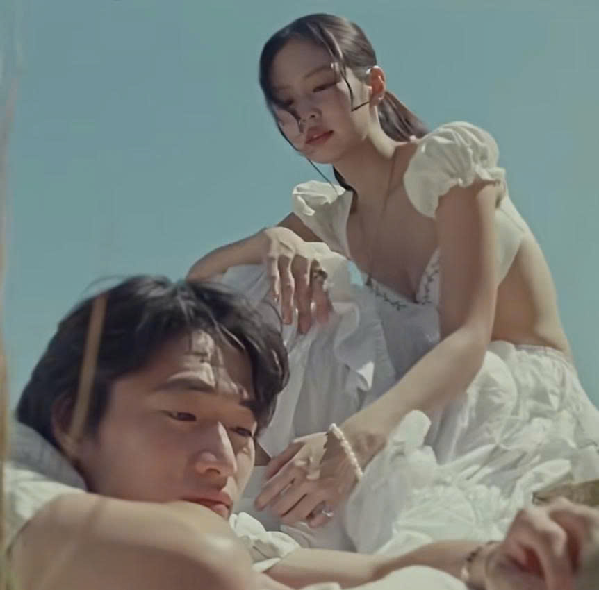 Jennie diện 2 thiết kế của 1 local brand Việt trong MV mới, sánh ngang Chanel - The Row