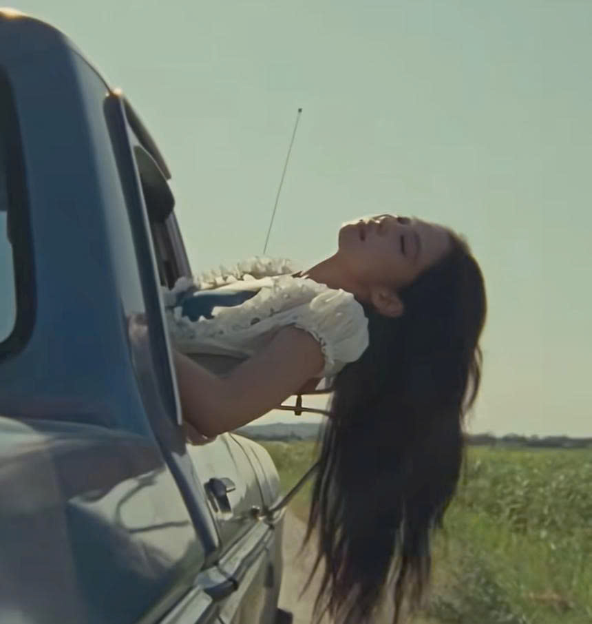 Các thiết kế của local brand Việt được Jennie diện trong MV mới ra mắt của mình. (Ảnh: Youtube)
