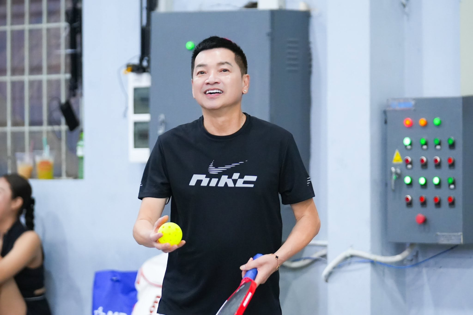   Anh sử dụng khá nhiều loại mỹ phẩm, từ kem dưỡng đến các sản phẩm chăm sóc da chuyên biệt. Ảnh: FBNV  