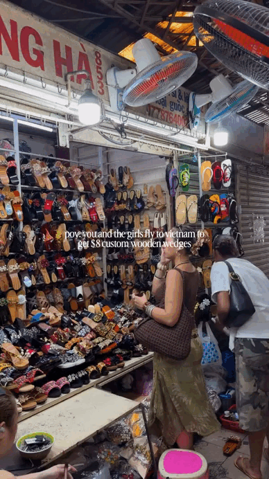 Khách Tây rỉ tai nhau về