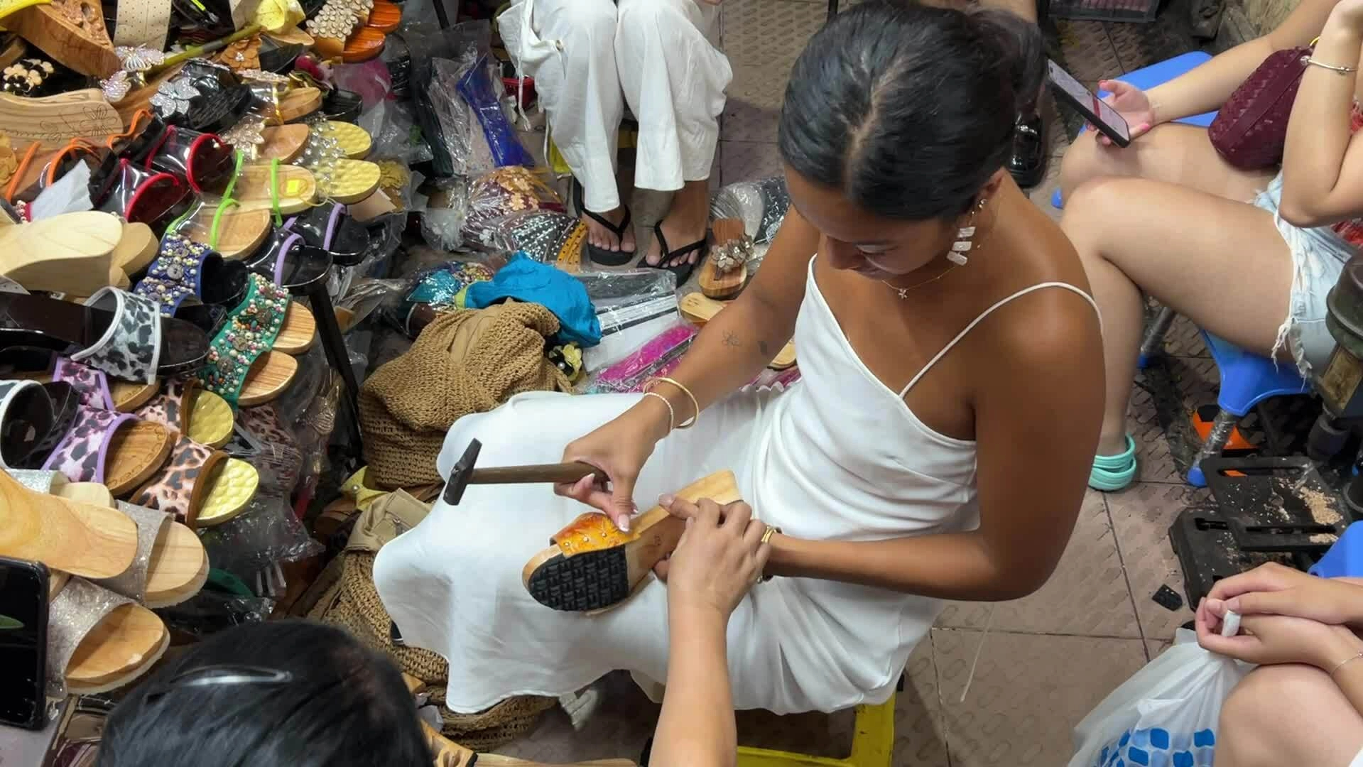 Khách Tây rỉ tai nhau về