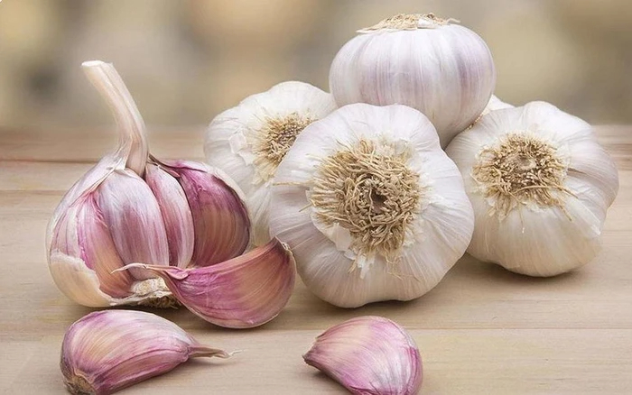 Hành, tỏi nên mua loại màu trắng hay tím?