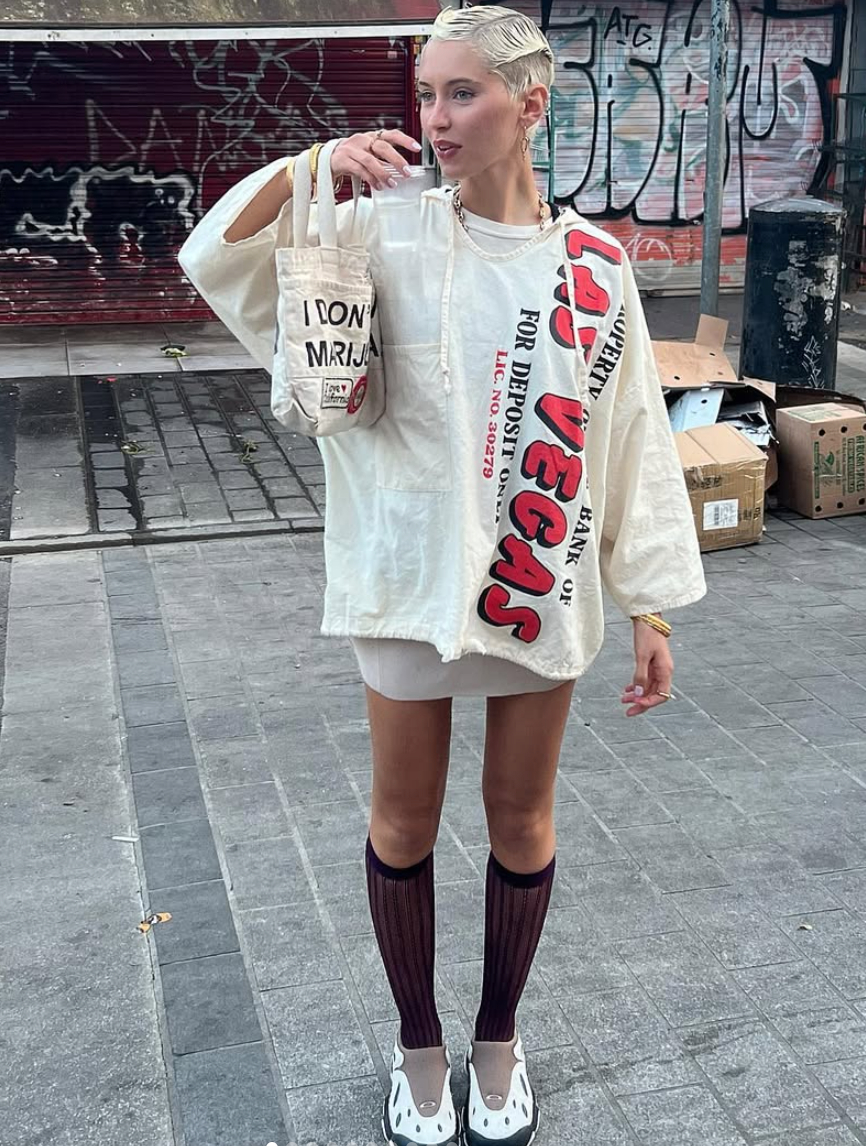   Iris xuất hiện với mái tóc tém bạch kim, gương mặt với lớp makeup tự nhiên, cùng outfit thoải mái nhưng vẫn rất ngầu, Đây là công thức tưởng đơn giản nhưng luôn tạo hiệu ứng mạnh trên mạng xã hội.  