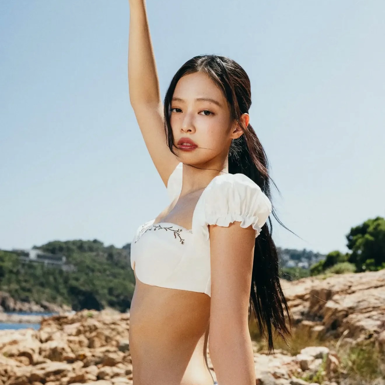 Jennie diện 2 thiết kế của 1 local brand Việt trong MV mới, sánh ngang Chanel - The Row