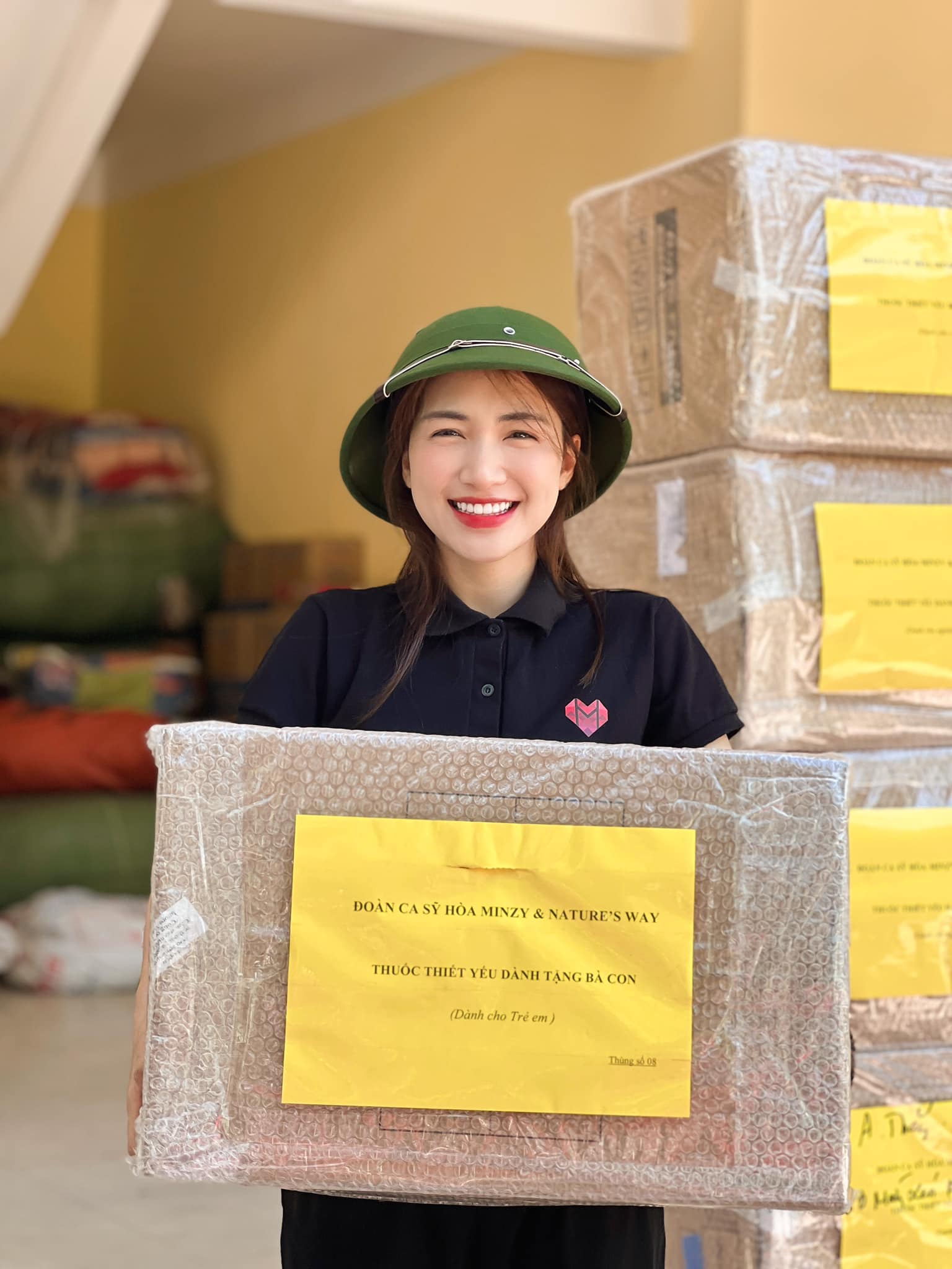 Nữ ca sĩ cho biết rất hạnh phúc khi được giúp đỡ cho nhiều người. Ảnh: FBNV