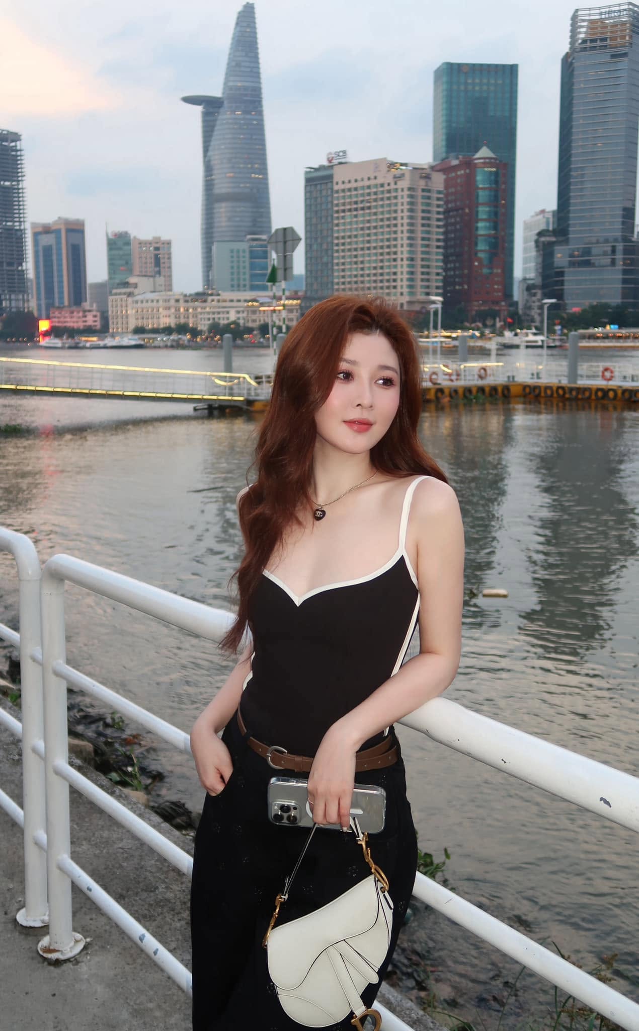 Một Anh trai say hi công khai đang hẹn hò với diễn viên hơn 3 tuổi