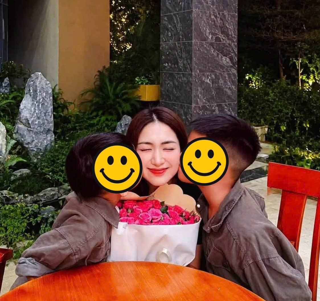 Hình ảnh Hoà Minzy bên 2 con trai nuôi nhận được sự quan tâm. Ảnh: FBNV