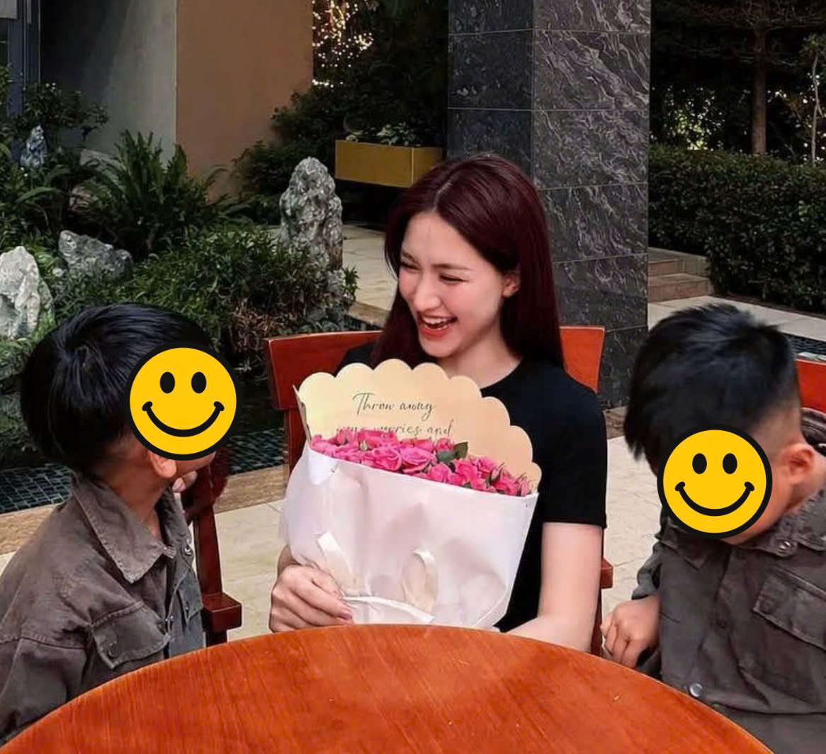 Người này cho biết cô đã giúp đỡ chi phí phẫu thuật, đồng thời hỗ trợ tiền học phí và sữa cho hai bé trong suốt nhiều năm. Ảnh: FBNV