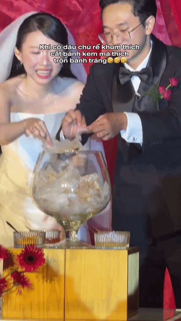 Nghi thức trộn bánh tráng độc lạ ở đám cưới đang thu hút nhiều sự quan tâm.