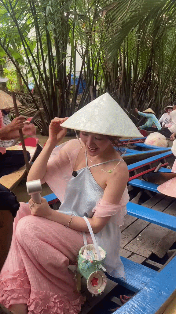 Người phụ nữ khiến Trấn Thành mê mẩn gần 10 năm: Gương mặt ngọt ngào, gu thời trang U45 vẫn cứ cuốn