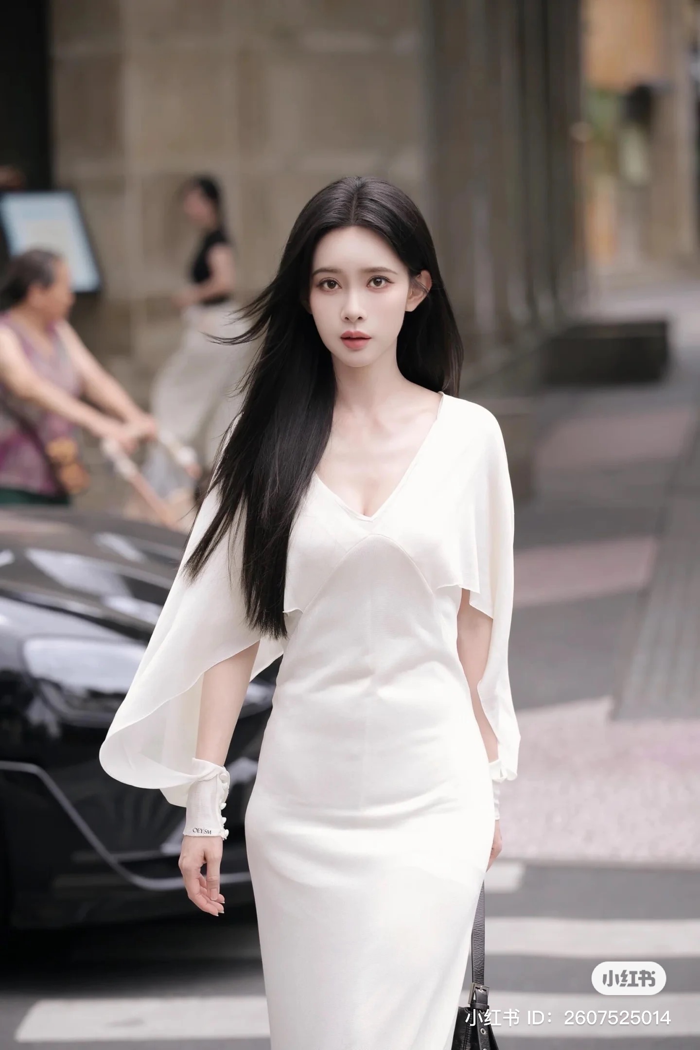 Mẫu váy quá dài khiến Mạnh Tử Nghĩa vô tình vấp ngã. 