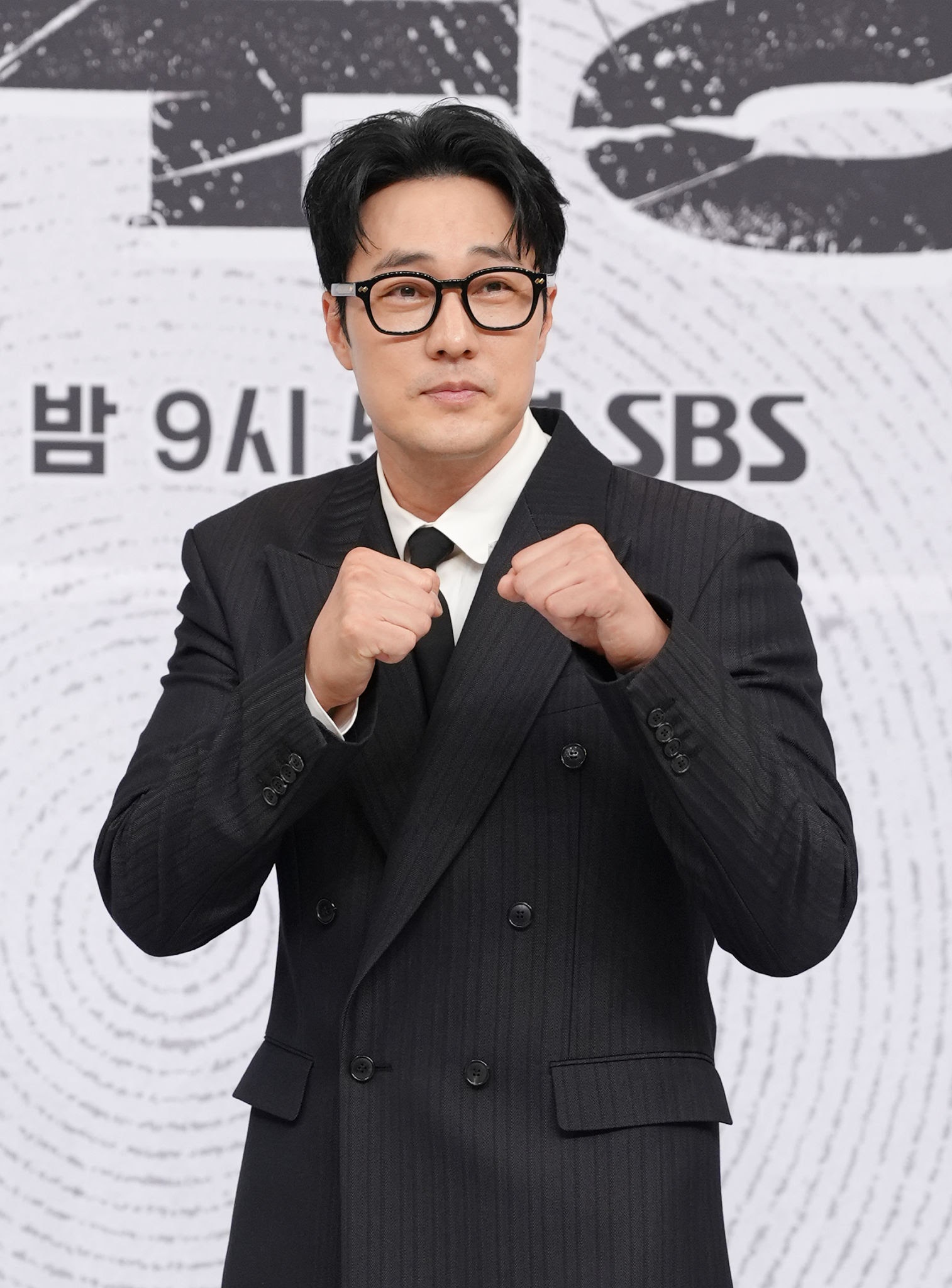 Ngoại hình lịch lãm của So Ji Sub khi tham gia bộ phim mới nhất có tên Agent Kim Reactivated. (Nguồn: Naver)