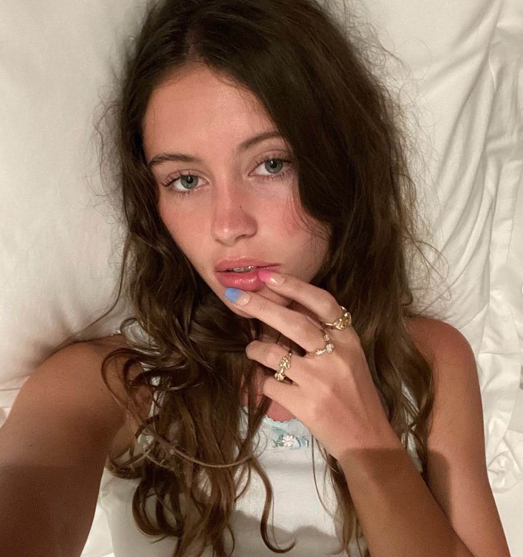  Trước đây, Iris Law được công chúng biết đến với mái tóc nâu dài đầy nữ tính.