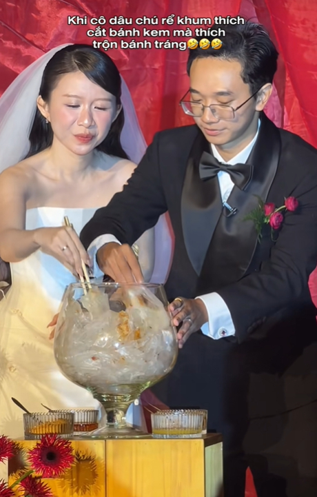 Cặp đôi có màn “trộn bánh tráng” ở đám cưới: Yêu 10 năm mới cưới, cô dâu là TikToker nổi tiếng