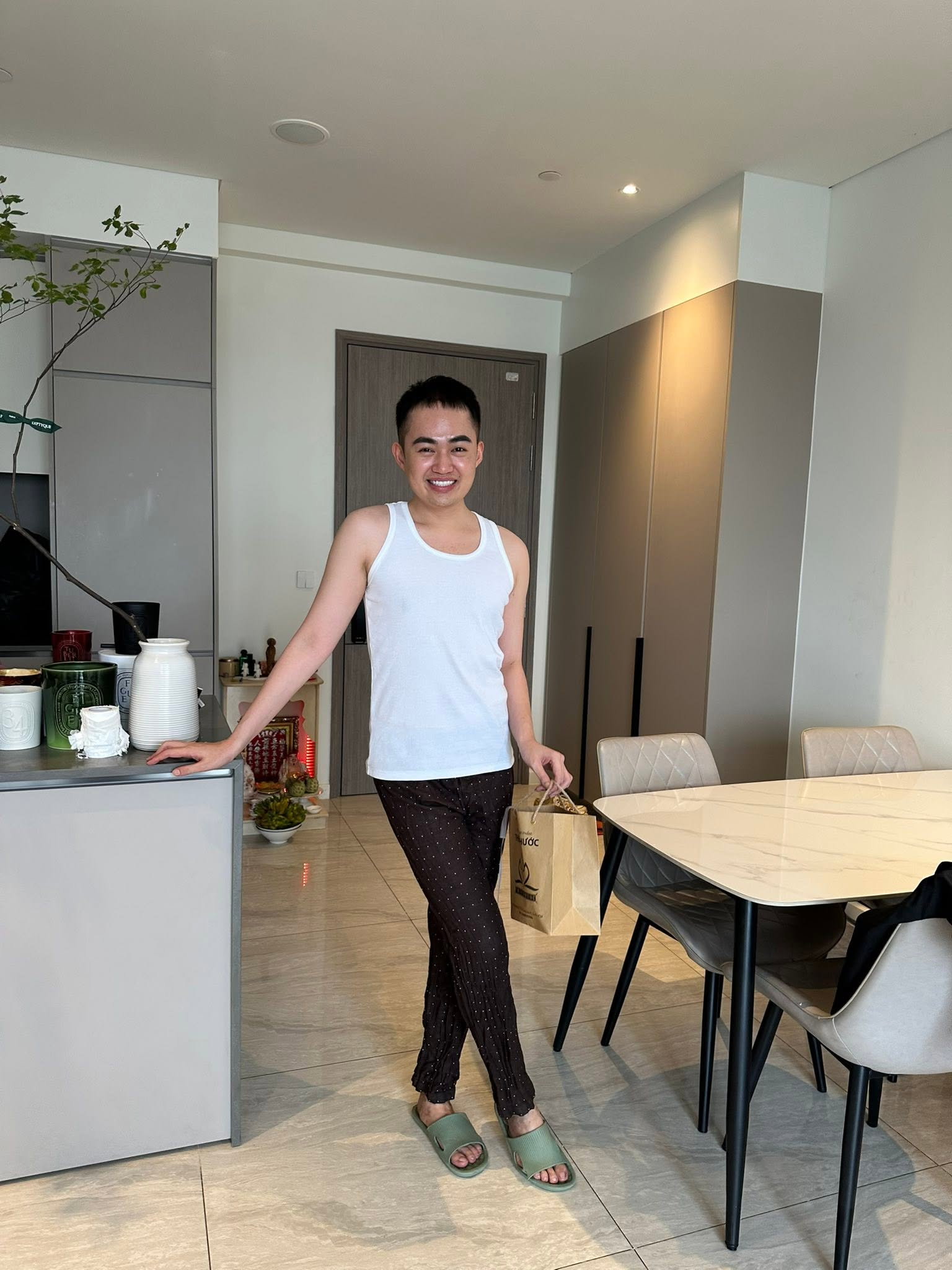 Khu vực bàn ăn và bếp