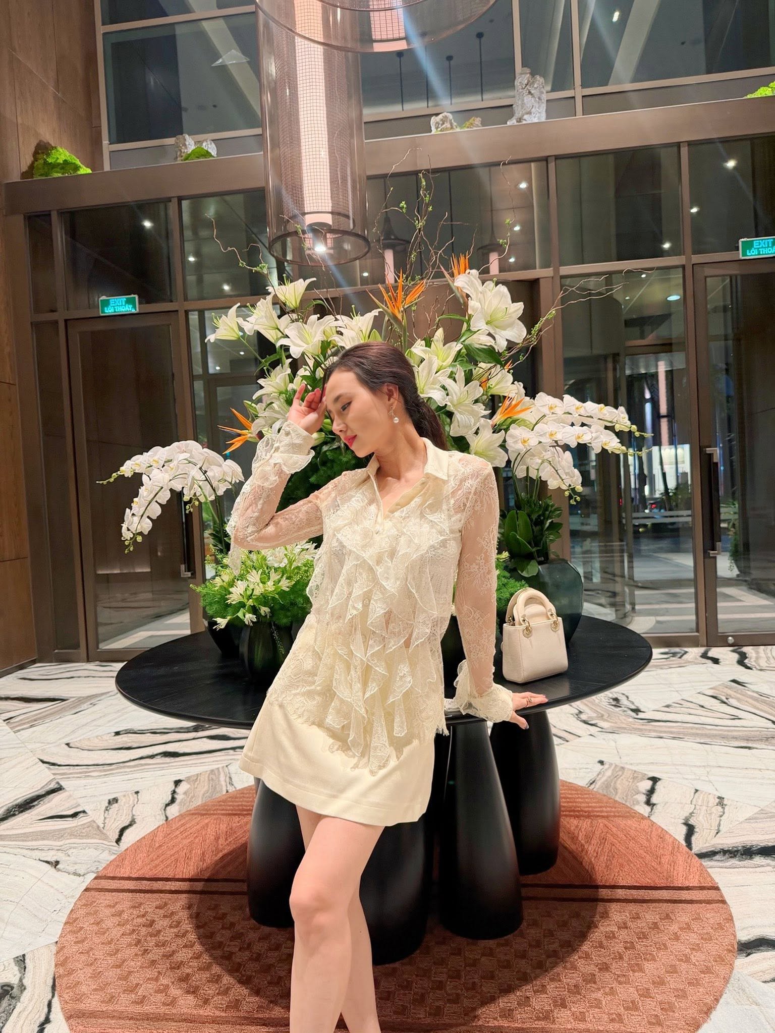 Cô vợ nũng nịu của đạo diễn trăm tỷ: U45 đẹp như tượng tạc, body chuẩn nên mặc gì cũng cuốn 