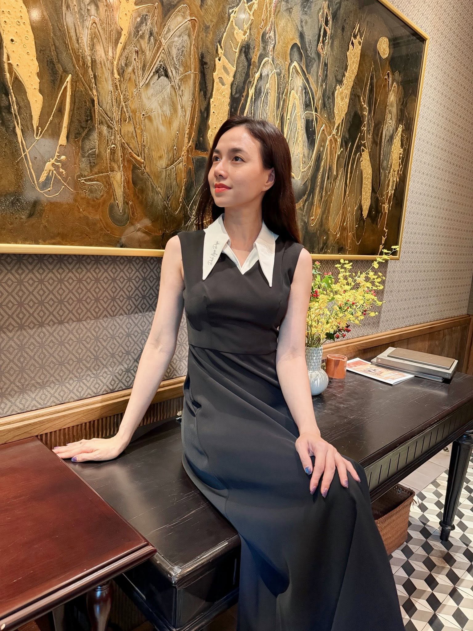 Cô vợ nũng nịu của đạo diễn trăm tỷ: U45 đẹp như tượng tạc, body chuẩn nên mặc gì cũng cuốn 