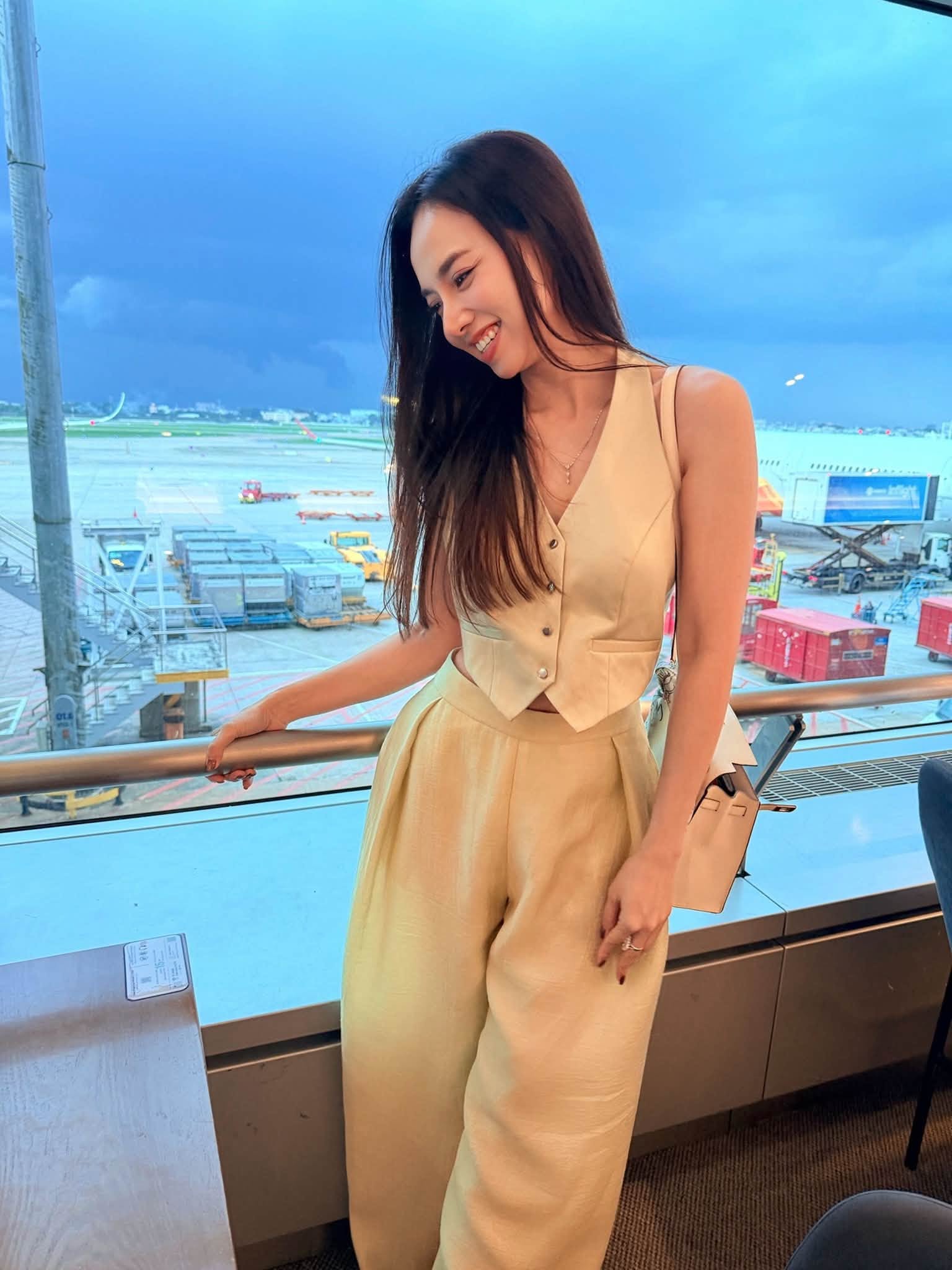 Cô vợ nũng nịu của đạo diễn trăm tỷ: U45 đẹp như tượng tạc, body chuẩn nên mặc gì cũng cuốn 