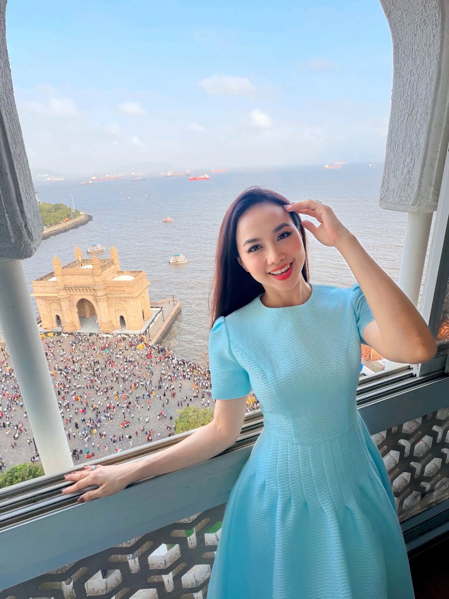 Cô vợ nũng nịu của đạo diễn trăm tỷ: U45 đẹp như tượng tạc, body chuẩn nên mặc gì cũng cuốn 
