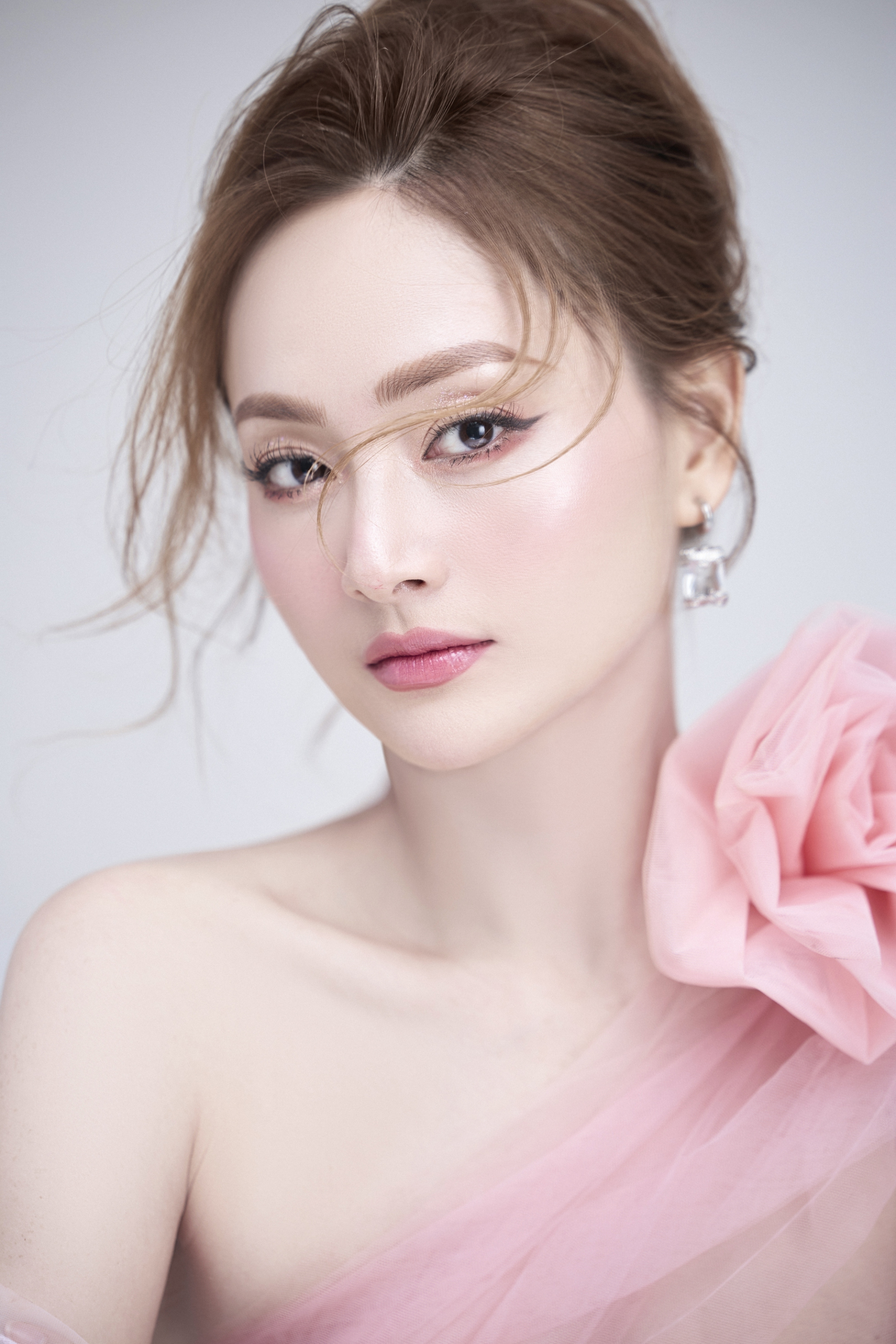 Mỹ nhân khiến Trấn Thành phải quỳ gối xin lỗi vì diễn đỉnh: Đã khùng thì không ai cản nổi, tài năng chạm đỉnh Vbiz