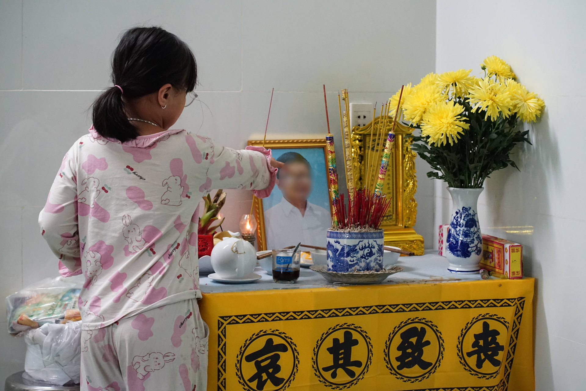 Anh qua đời để lại hai đứa con nhỏ (Ảnh: Di Anh)