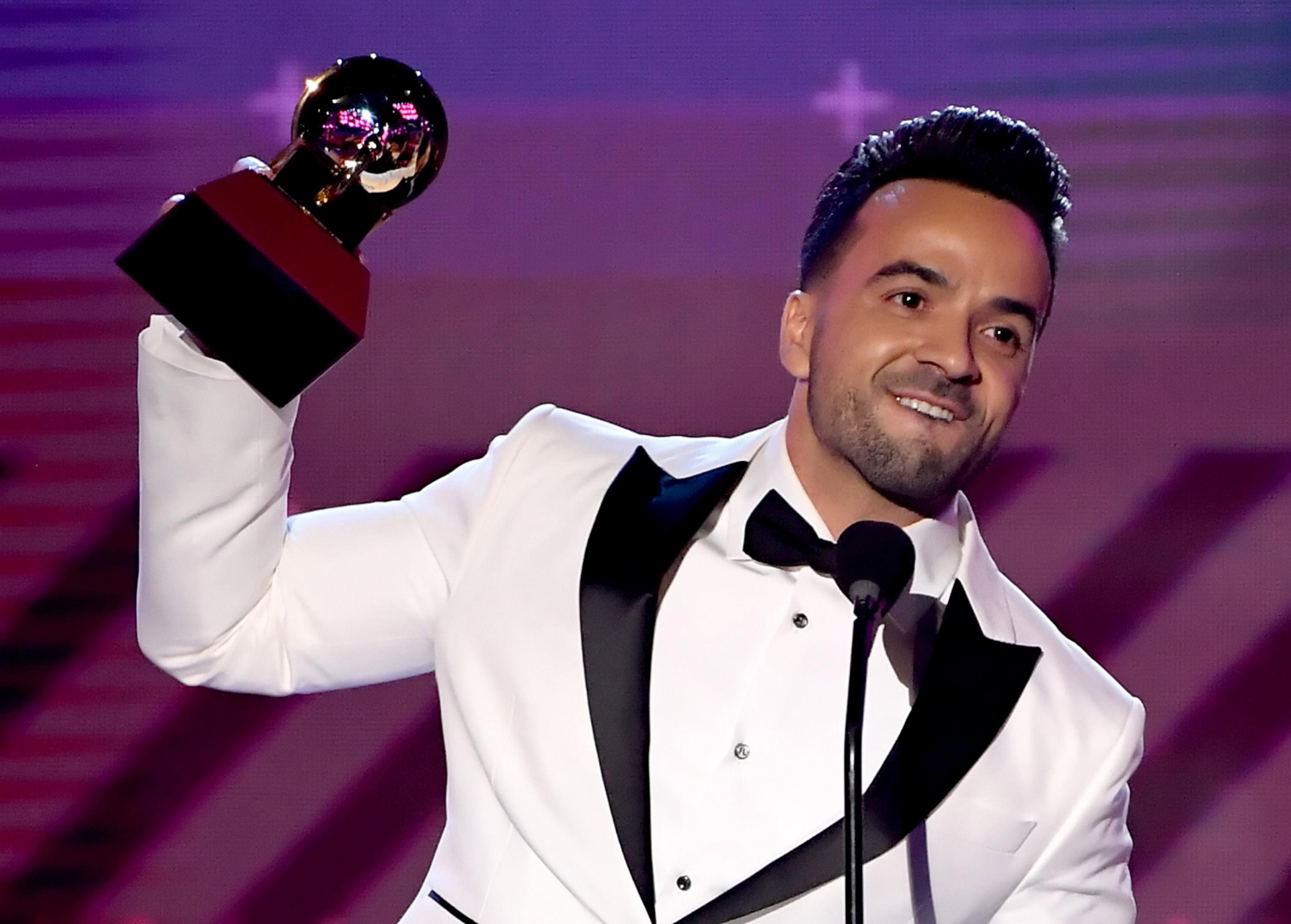 Luis Fonsi nhận 7 chứng nhận Kỷ lục Guinness liên quan đến sản phẩm, 4 giải Latin Grammy và 3 đề cử tại Grammy chính