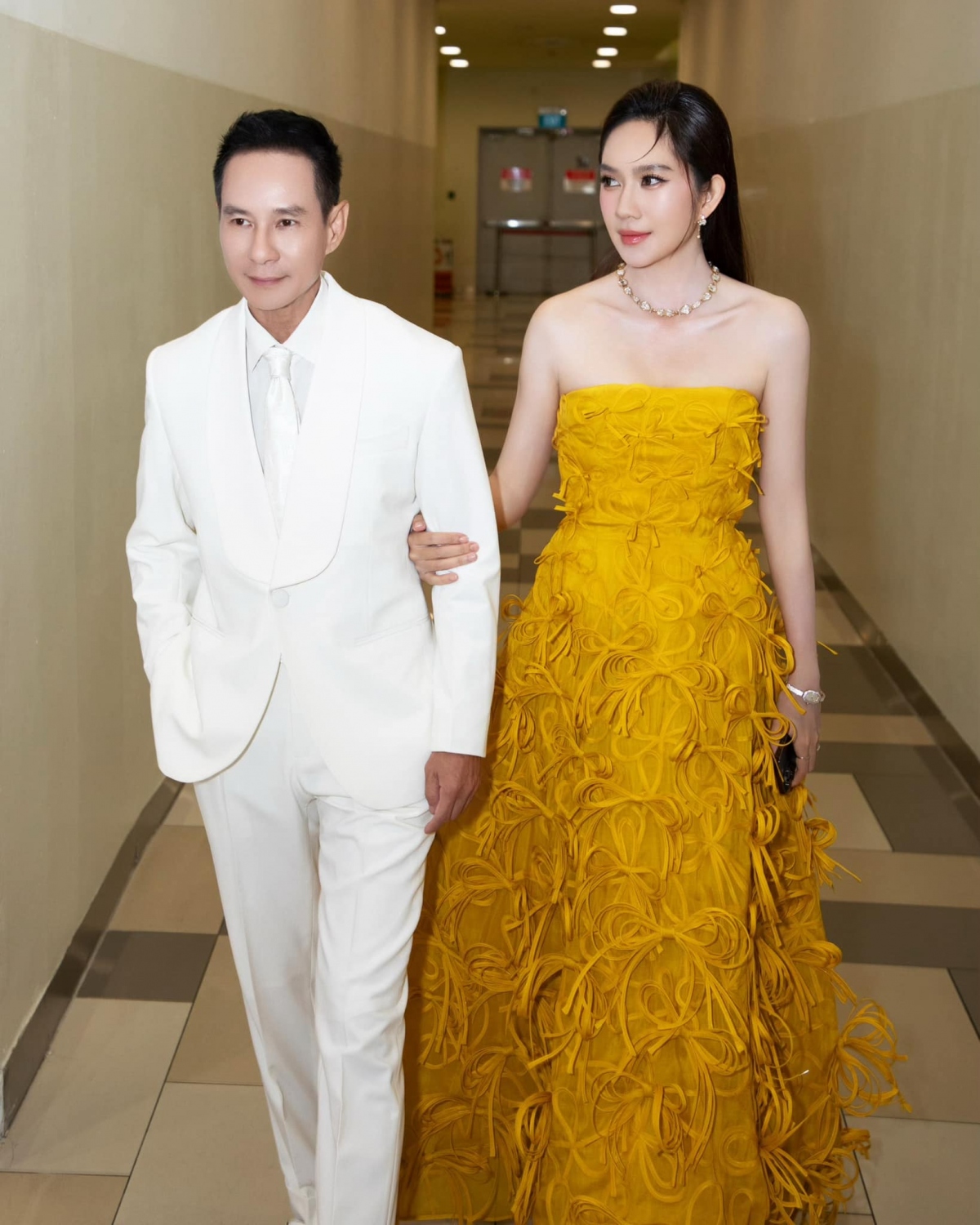Cô vợ kém 17 tuổi của đạo diễn nổi tiếng: Sinh 4 con vẫn đẹp như gái đôi mươi, style đơn giản mà quá cuốn hút