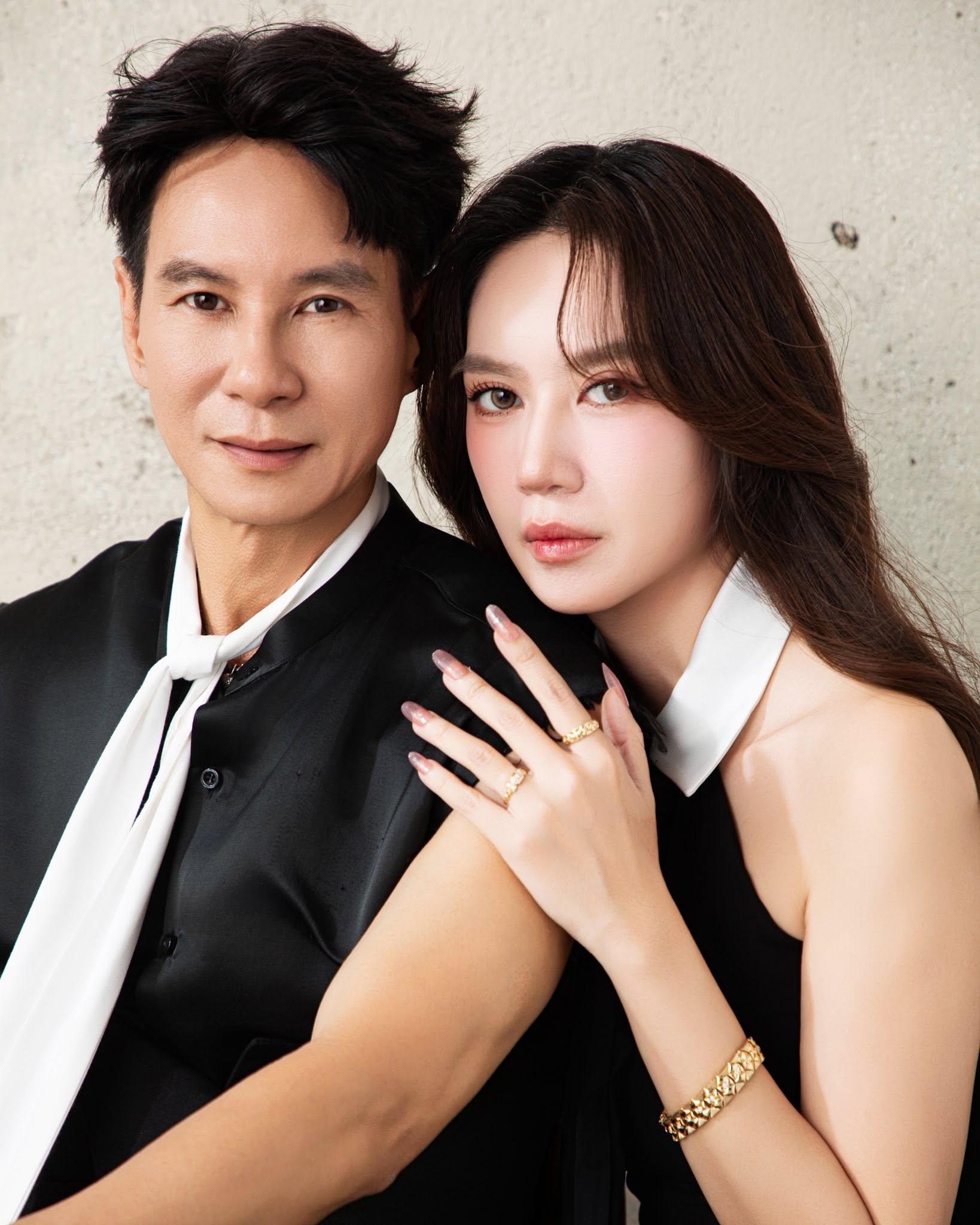 Cô vợ kém 17 tuổi của đạo diễn nổi tiếng: Sinh 4 con vẫn đẹp như gái đôi mươi, style đơn giản mà quá cuốn hút