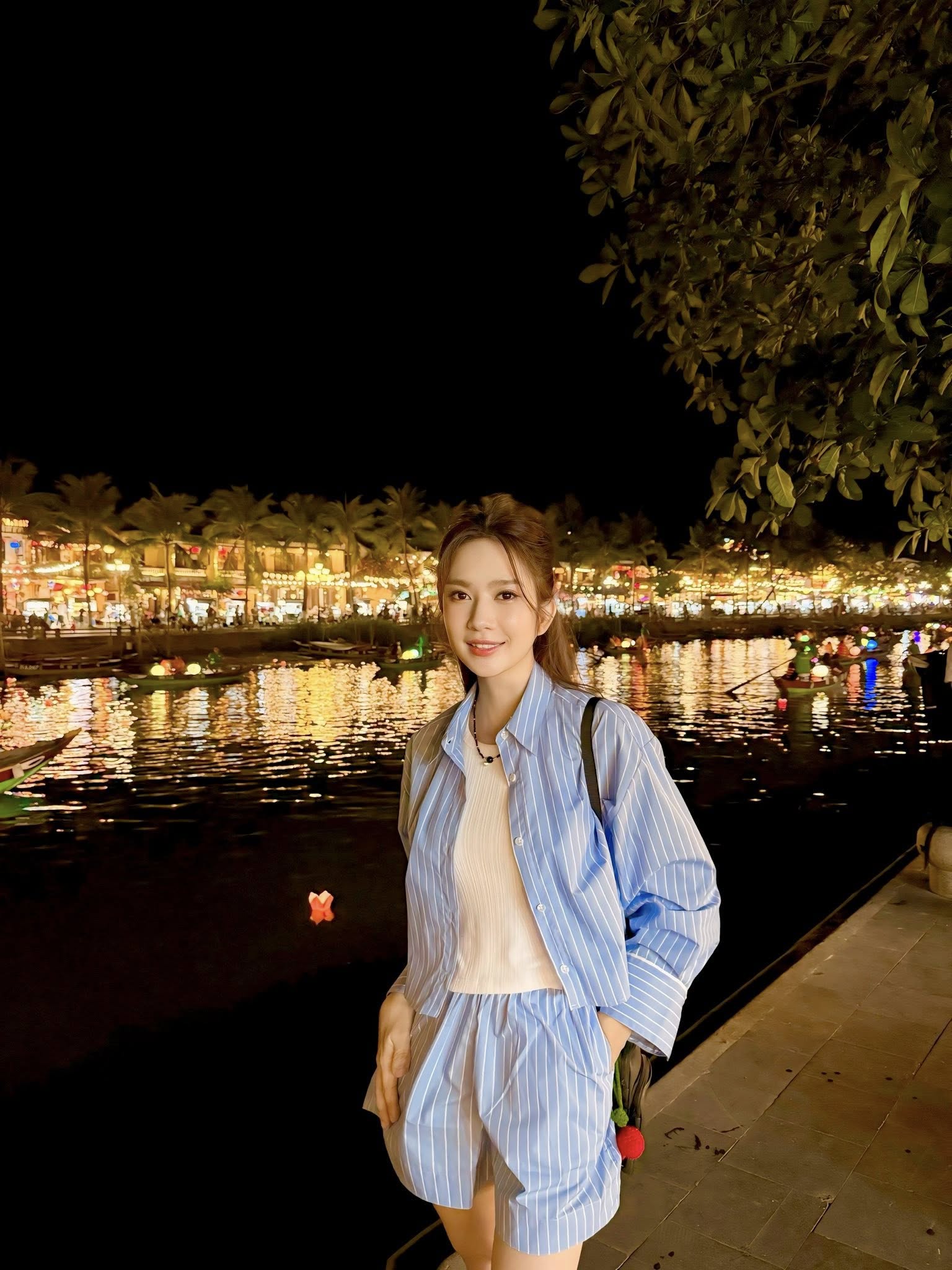 Cô vợ kém 17 tuổi của đạo diễn nổi tiếng: Sinh 4 con vẫn đẹp như gái đôi mươi, style đơn giản mà quá cuốn hút