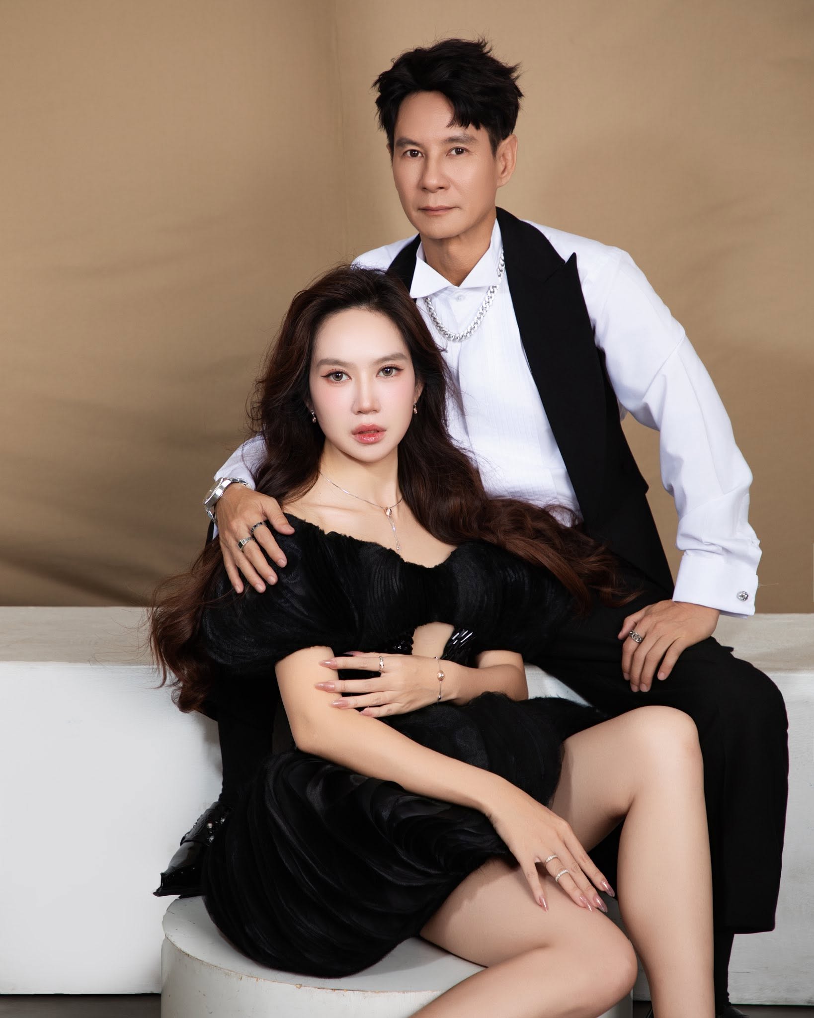Cô vợ kém 17 tuổi của đạo diễn nổi tiếng: Sinh 4 con vẫn đẹp như gái đôi mươi, style đơn giản mà quá cuốn hút