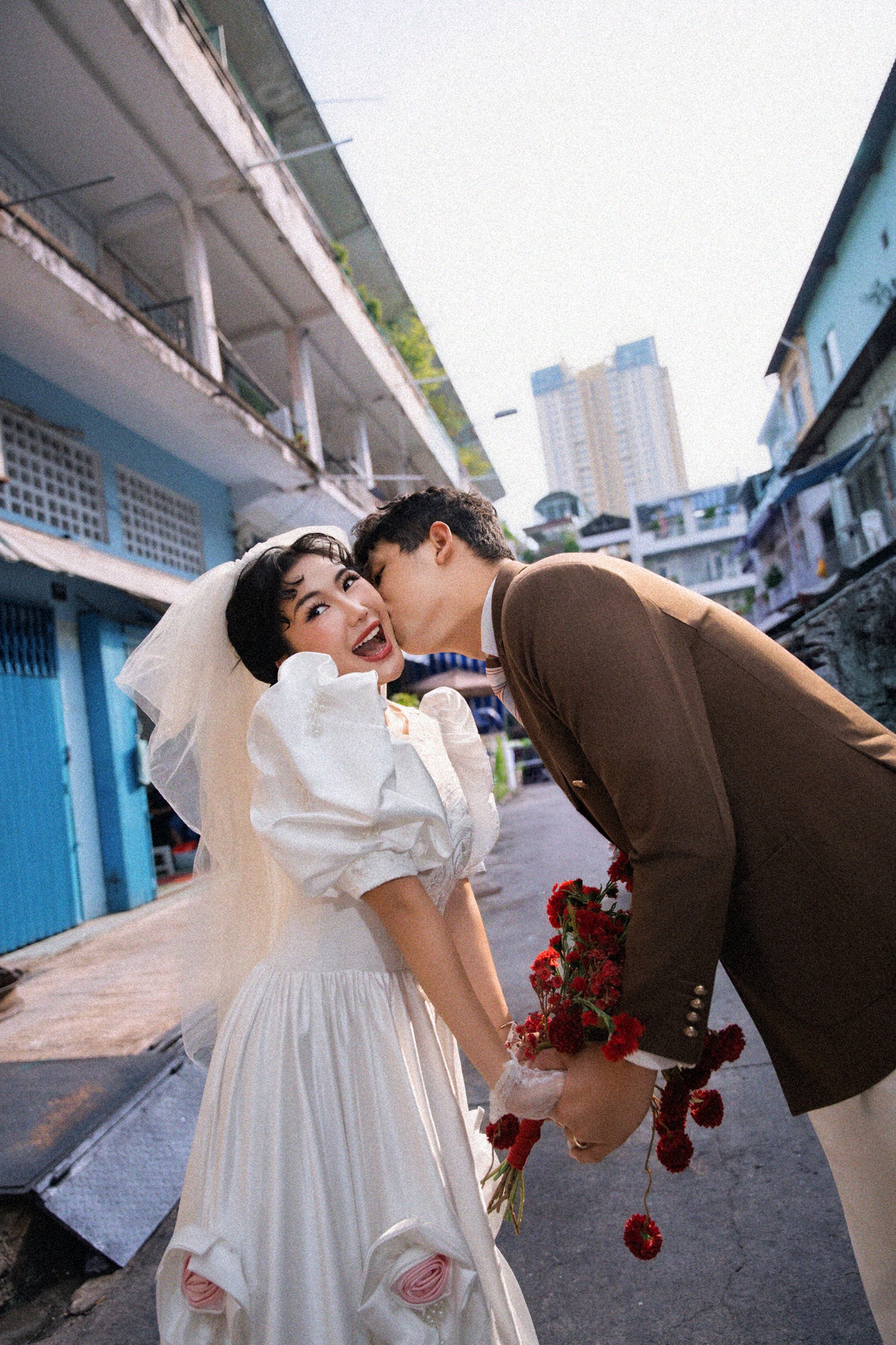 Bộ ảnh cưới của TikToker người Thái Lan Mint (@burntdumplingg) viral trên MXH.