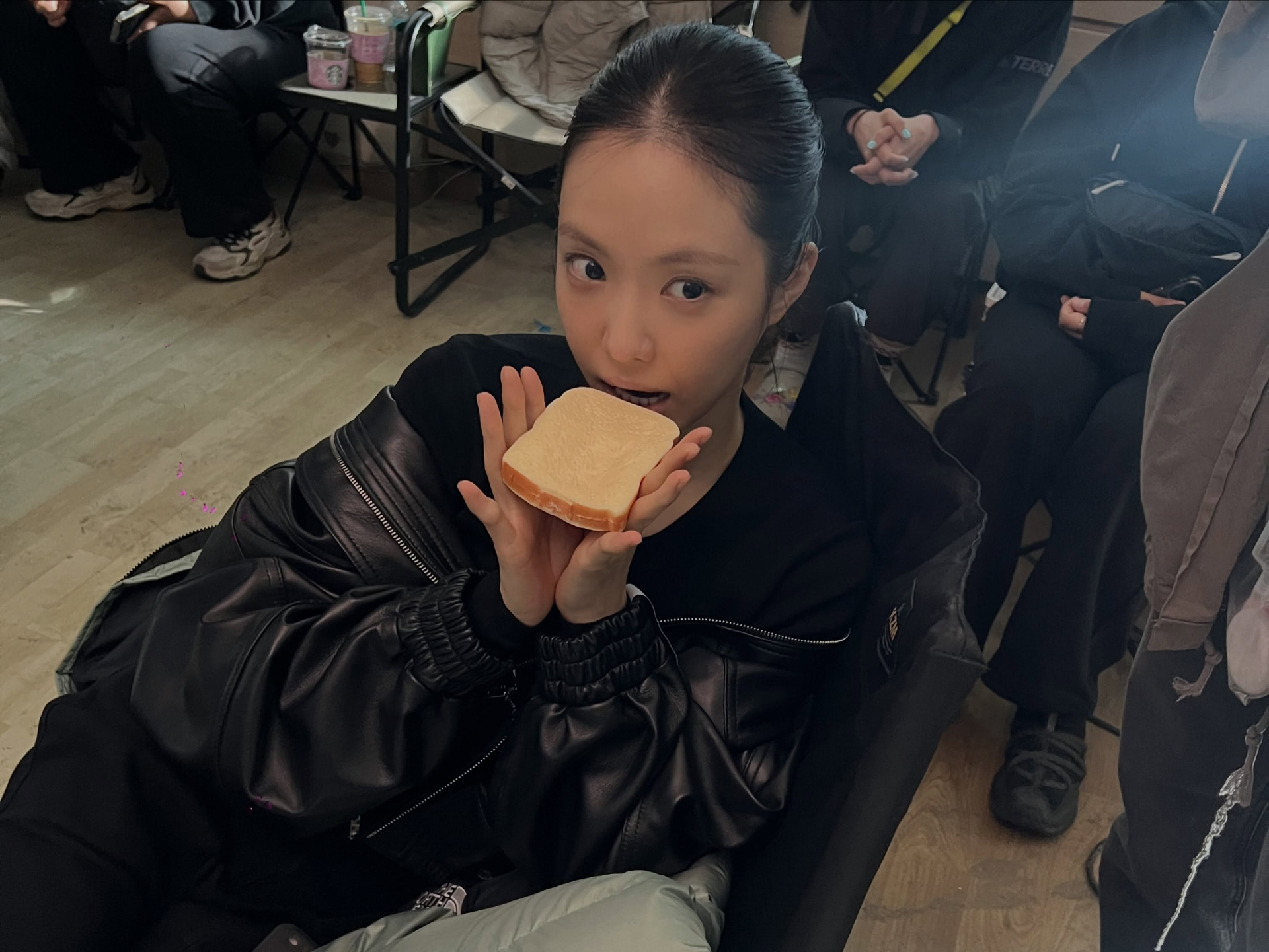 Son Na Eun trang điểm rất nhẹ nhàng nhưng vẫn vô cùng xinh đẹp.