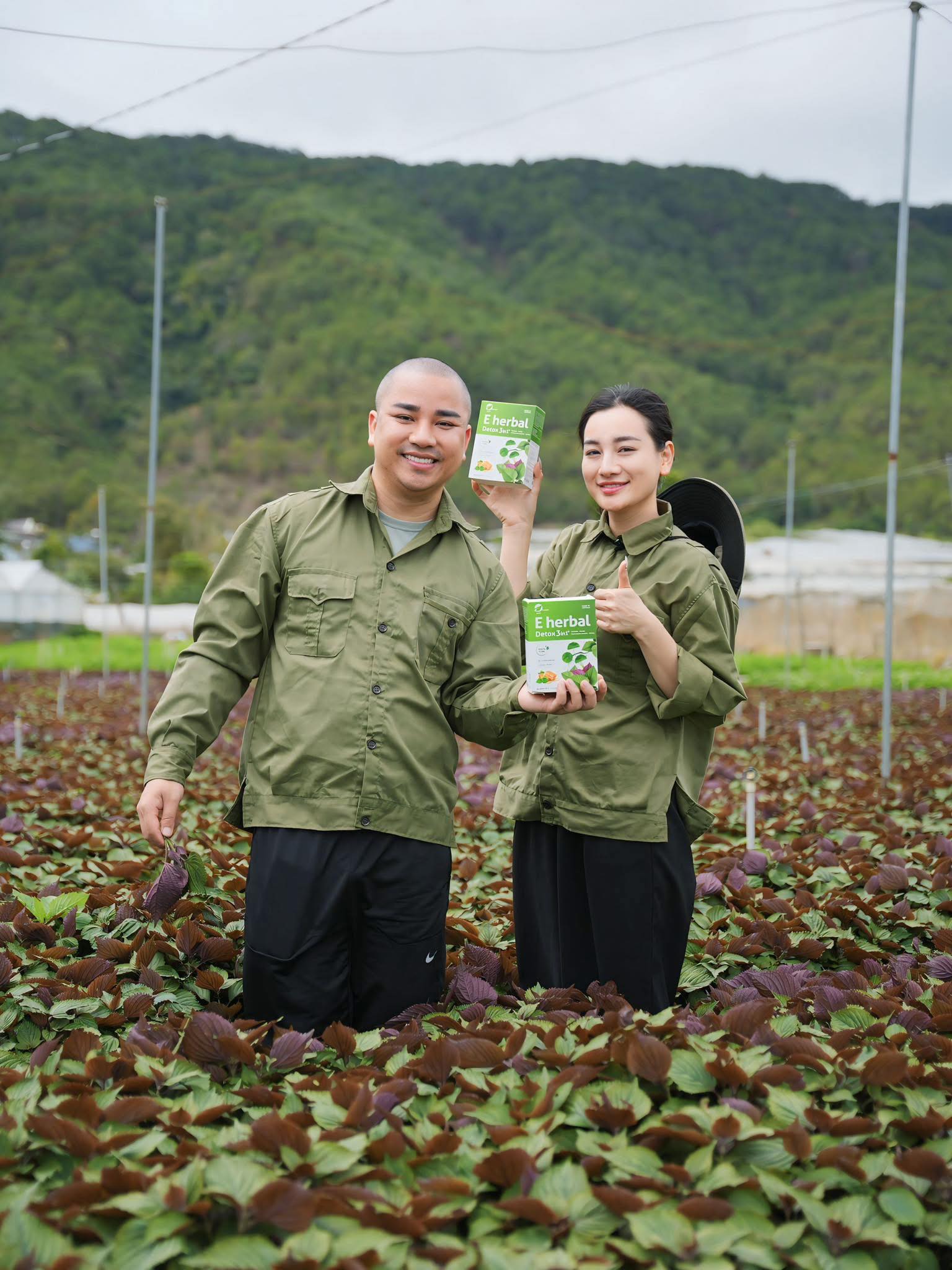 Hữu Công và vợ từng quảng bá cho sản phẩm bột rau detox từ năm 2023
