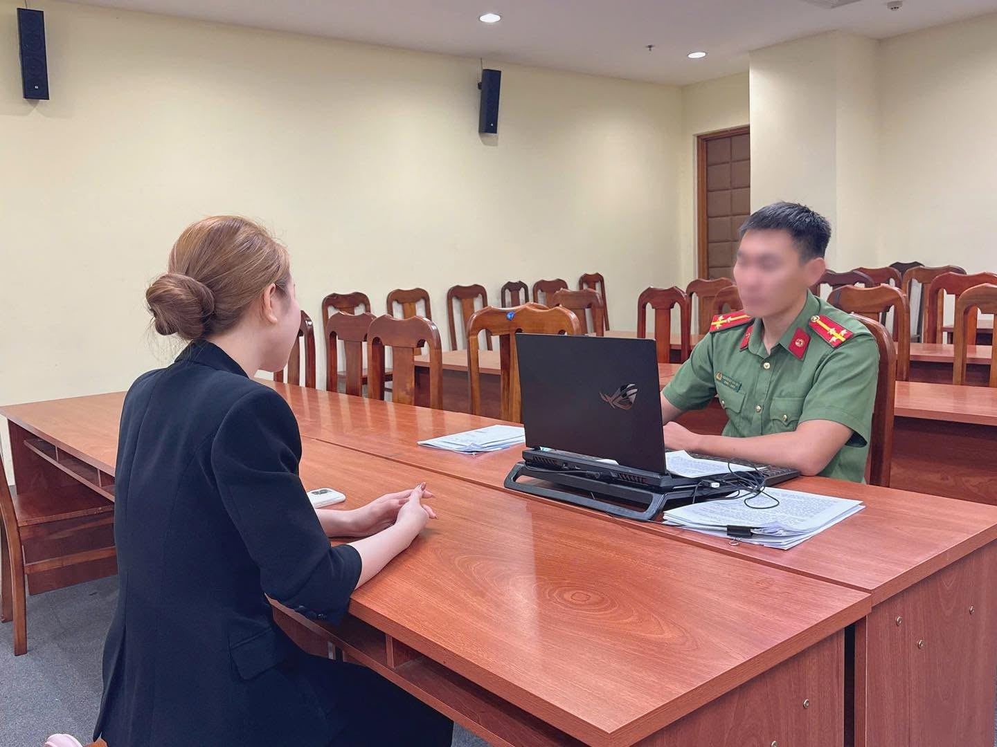 Hình ảnh Ng.P.Th. (sinh năm 2001, cư trú tại phường Khánh Hội) tai cơ quan công an. Ảnh: Phòng An ninh mạng và phòng, chống tội phạm sử dụng công nghệ cao - Công an TP. Hồ Chí Minh