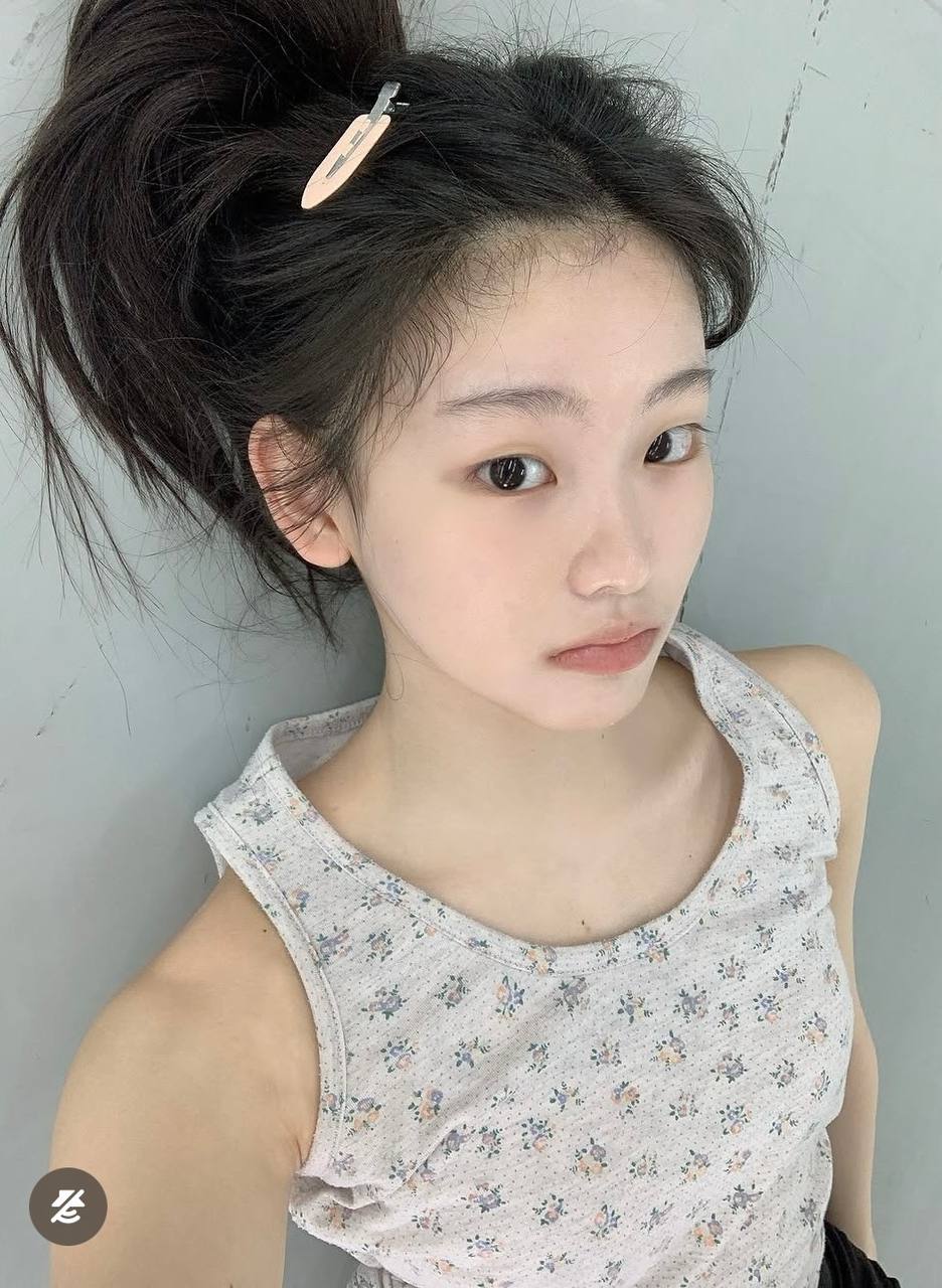 Làn da trắng mịn cùng đường nét hài hòa giúp visual Seo Min Su thêm phần nổi bật.