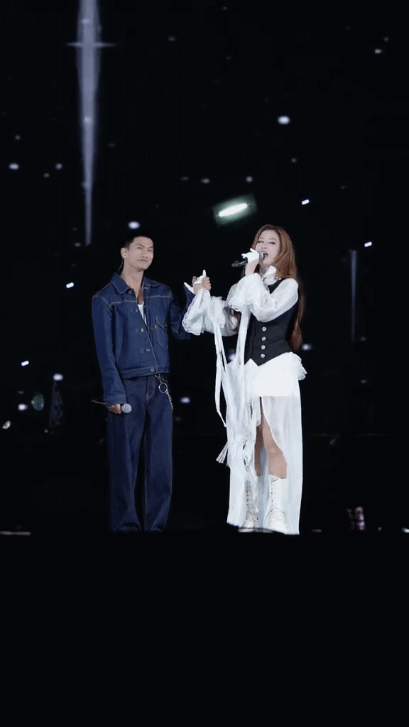 Đông Nhi có màn kết hợp lần đầu tiên trên sân khấu với Nguyễn Hùng tại concert Sao Nhập Ngũ