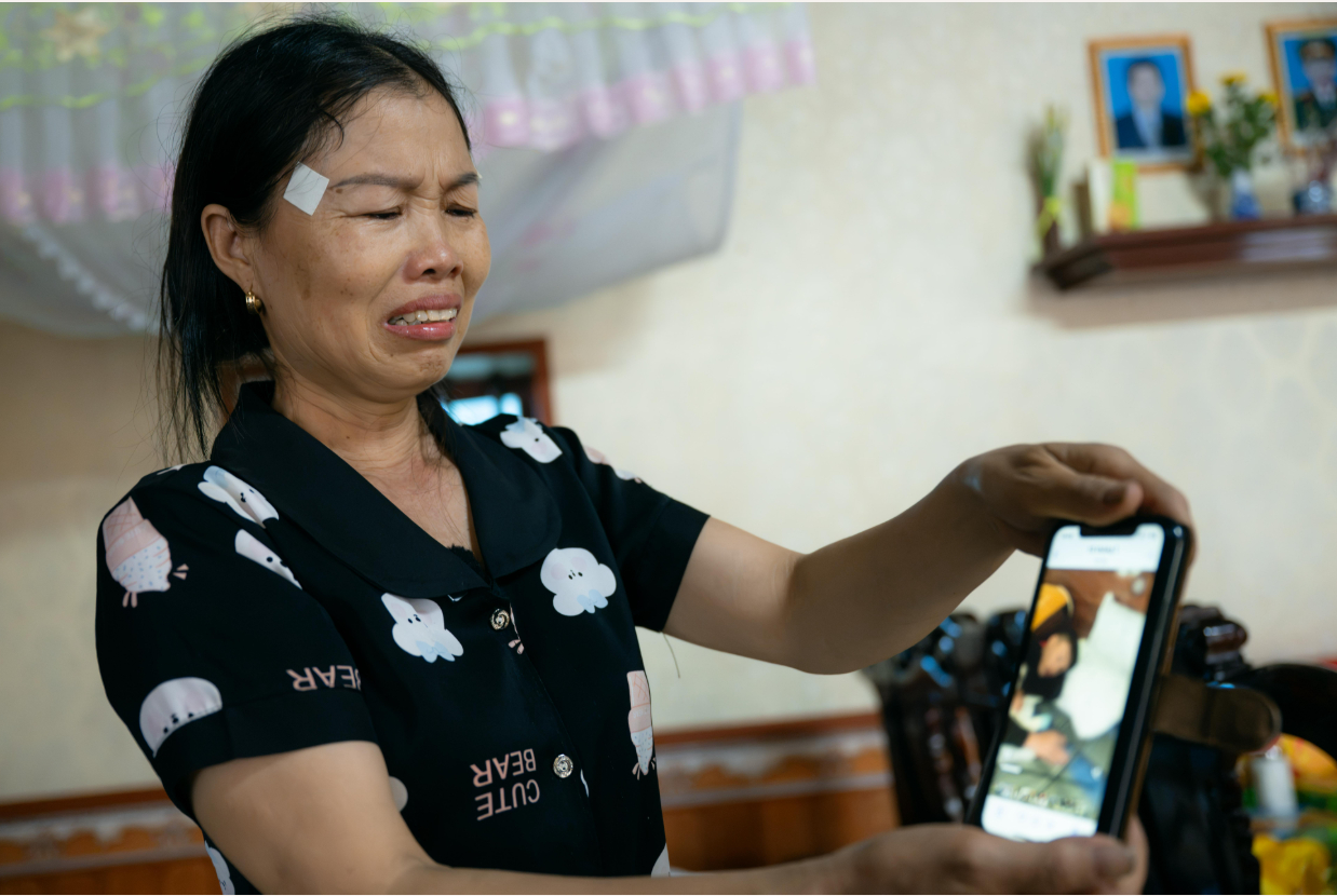 Bà Nguyễn Thị Thủy vẫn chưa hết bàng hoàng trước sự ra đi của đứa con trai (Ảnh: Như Hoàn)