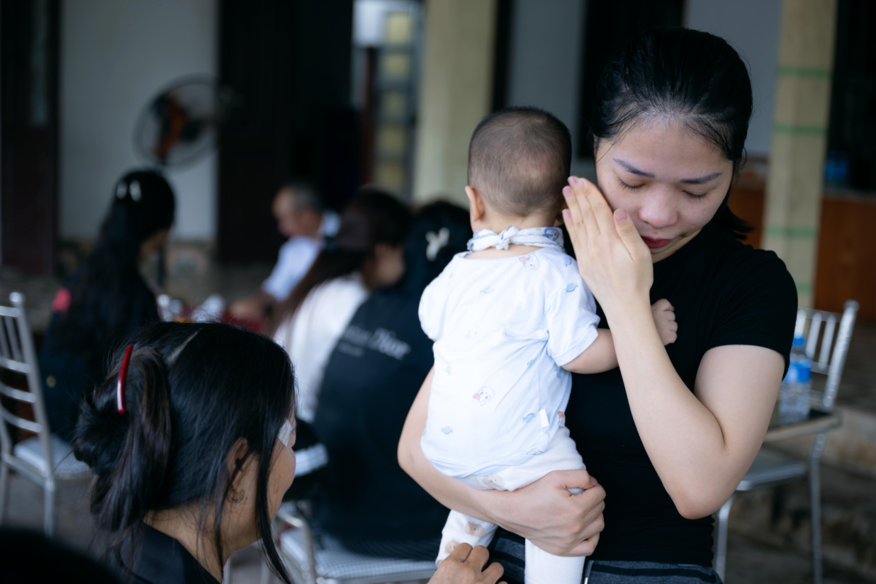 Anh Sơn qua đời để lại người vợ trẻ cùng đứa con trai nhỏ mới 7 tháng tuổi (Ảnh: Như Hoàn)