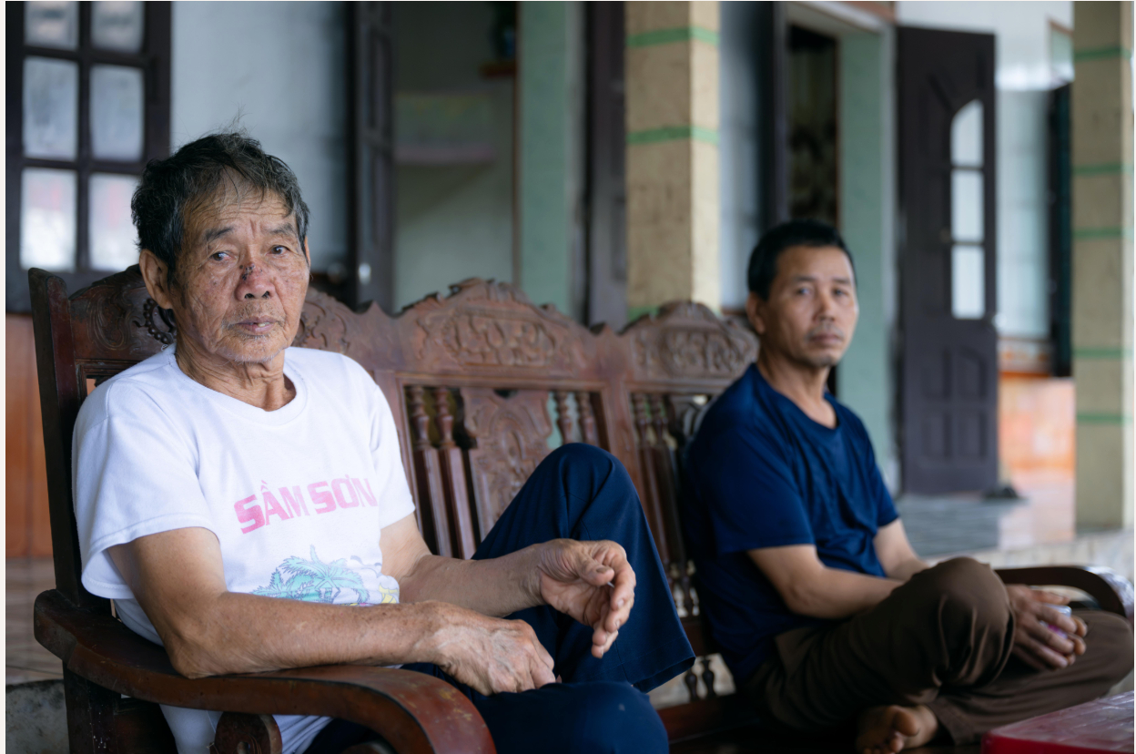Những người thân trong gia đình không khỏi xót ra trước sự ra đi đột ngột của chàng trai trẻ (Ảnh: Như Hoàn)